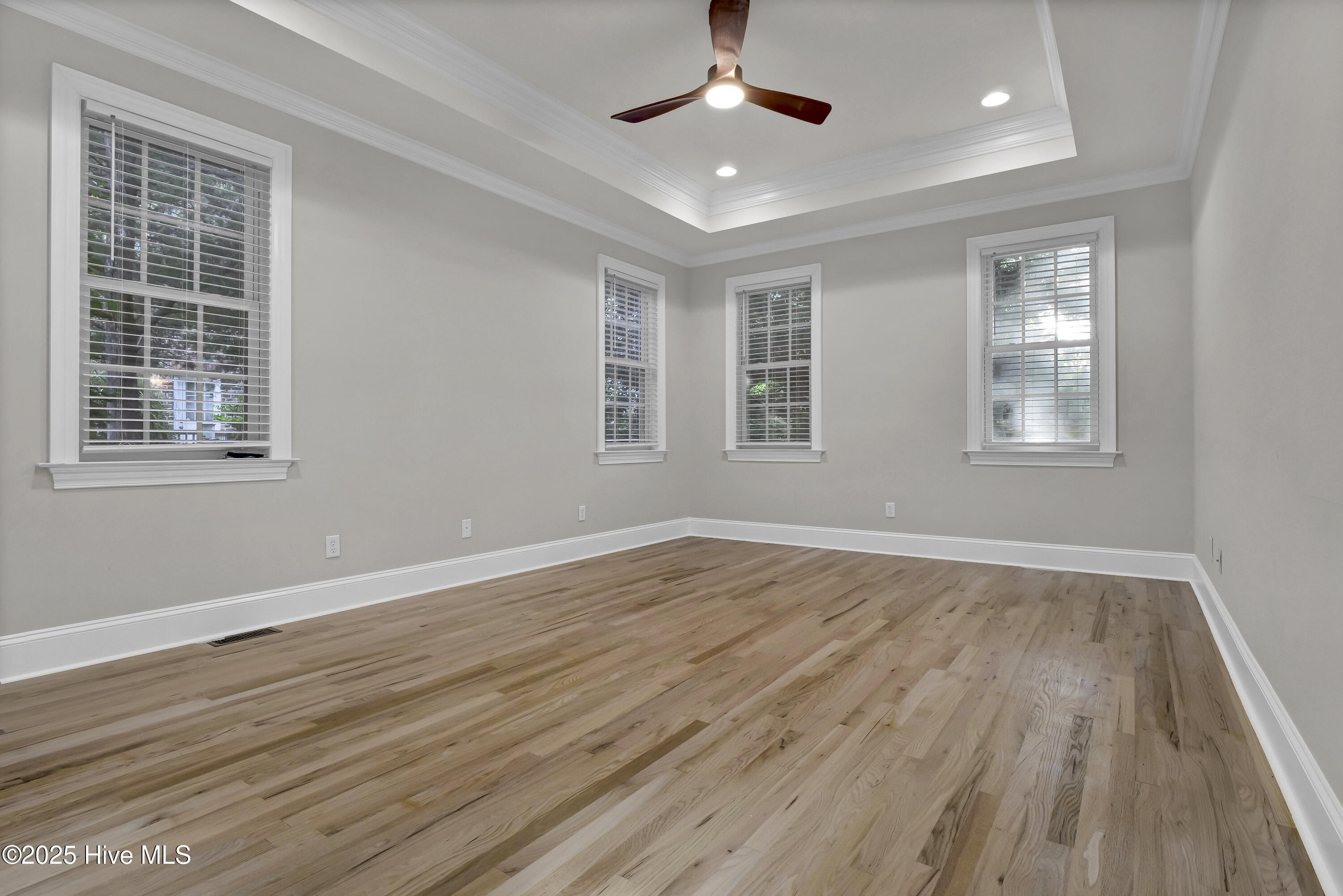 100518600 | Photo 23