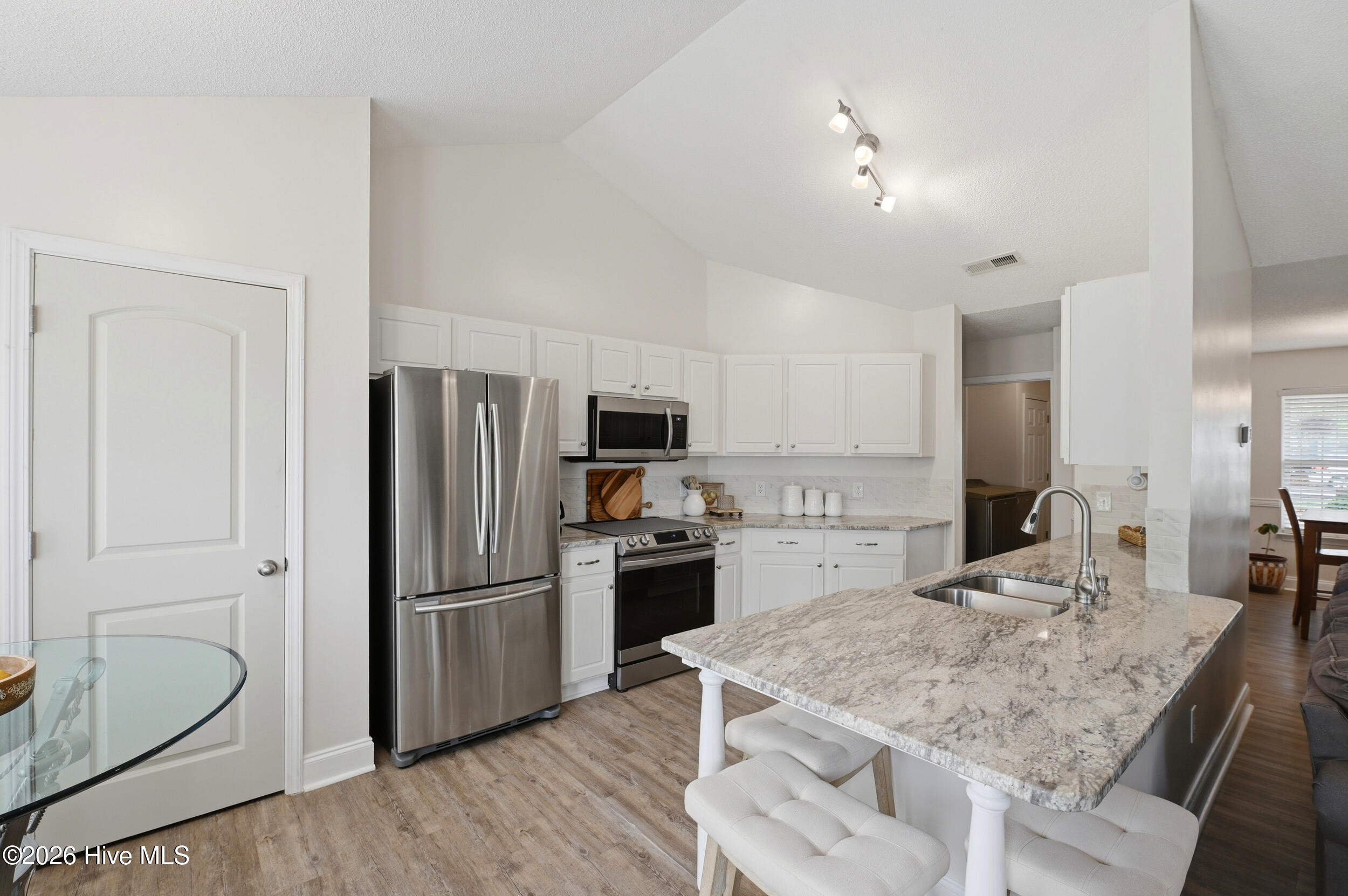 100565195 | Photo 12