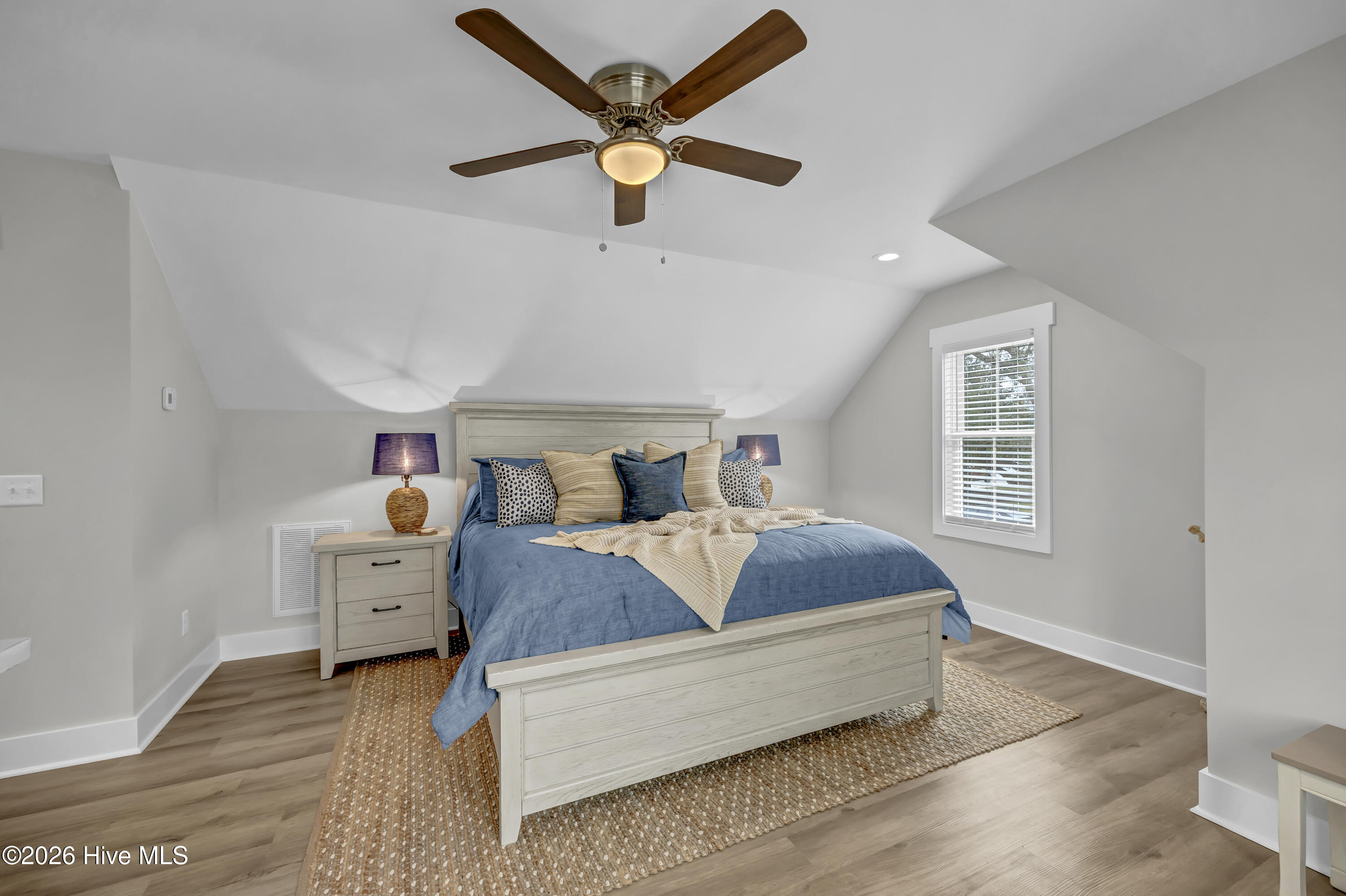 100555875 | Photo 25