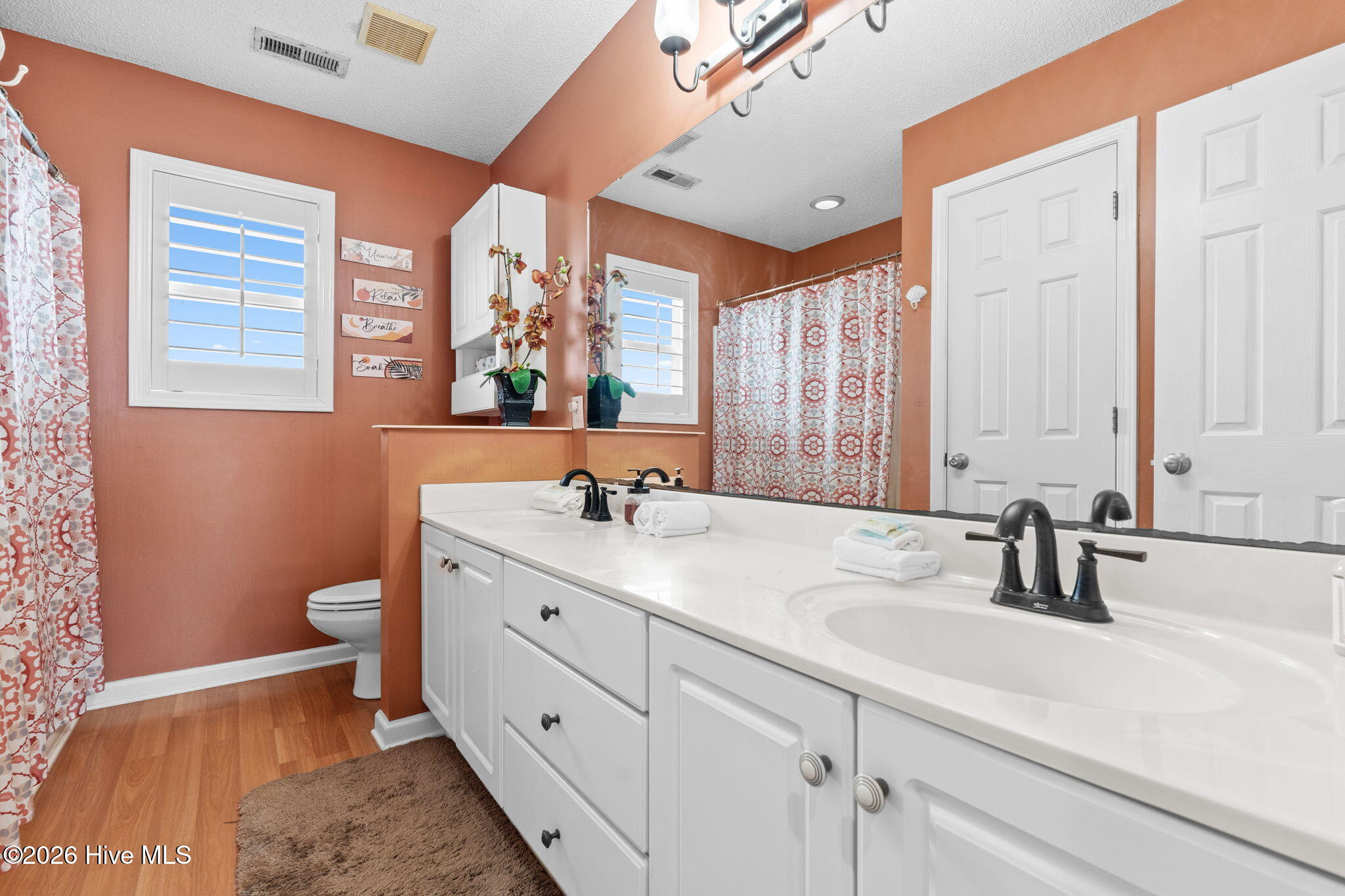 100570592 | Photo 32