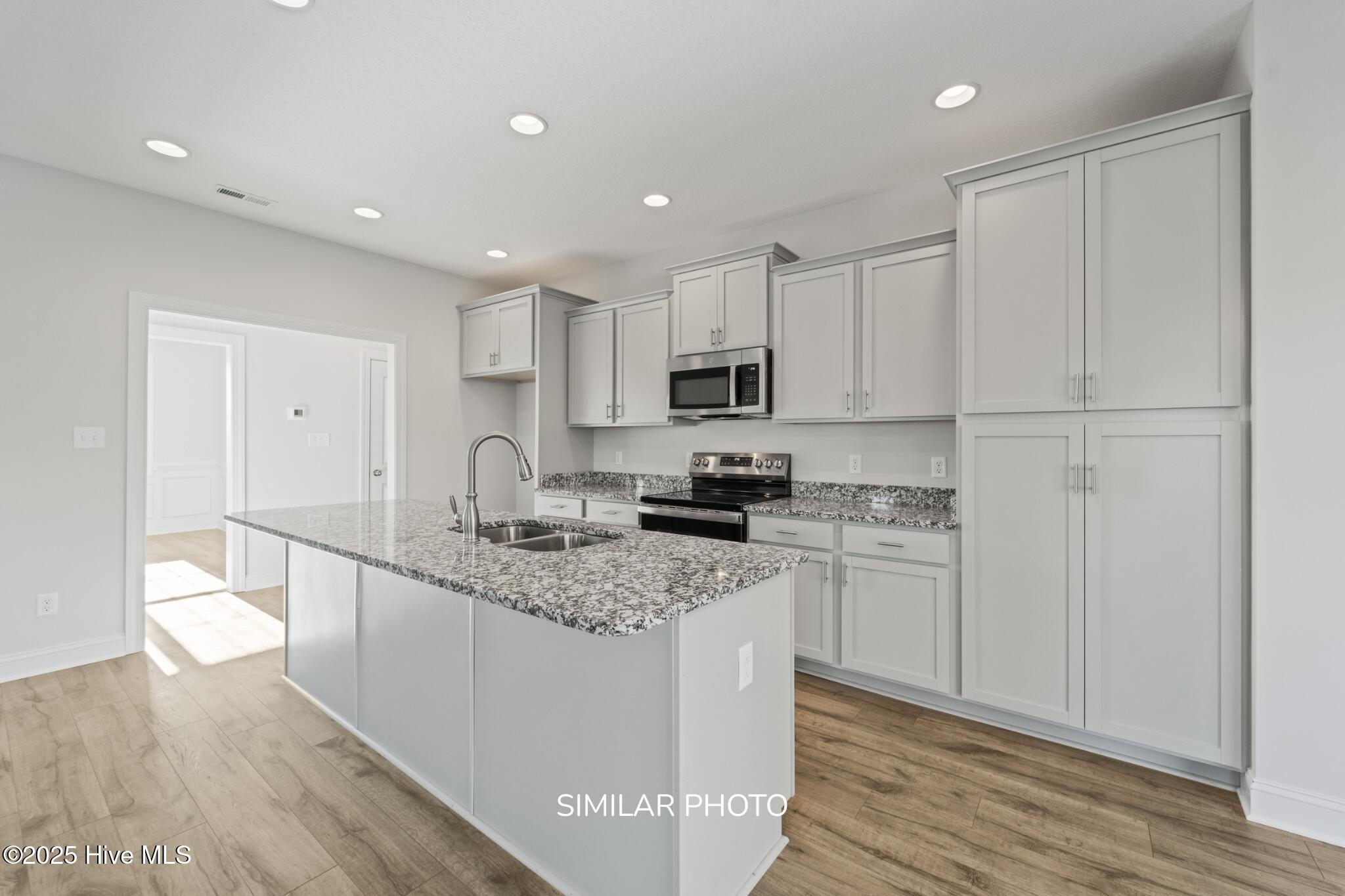 100543832 | Photo 13