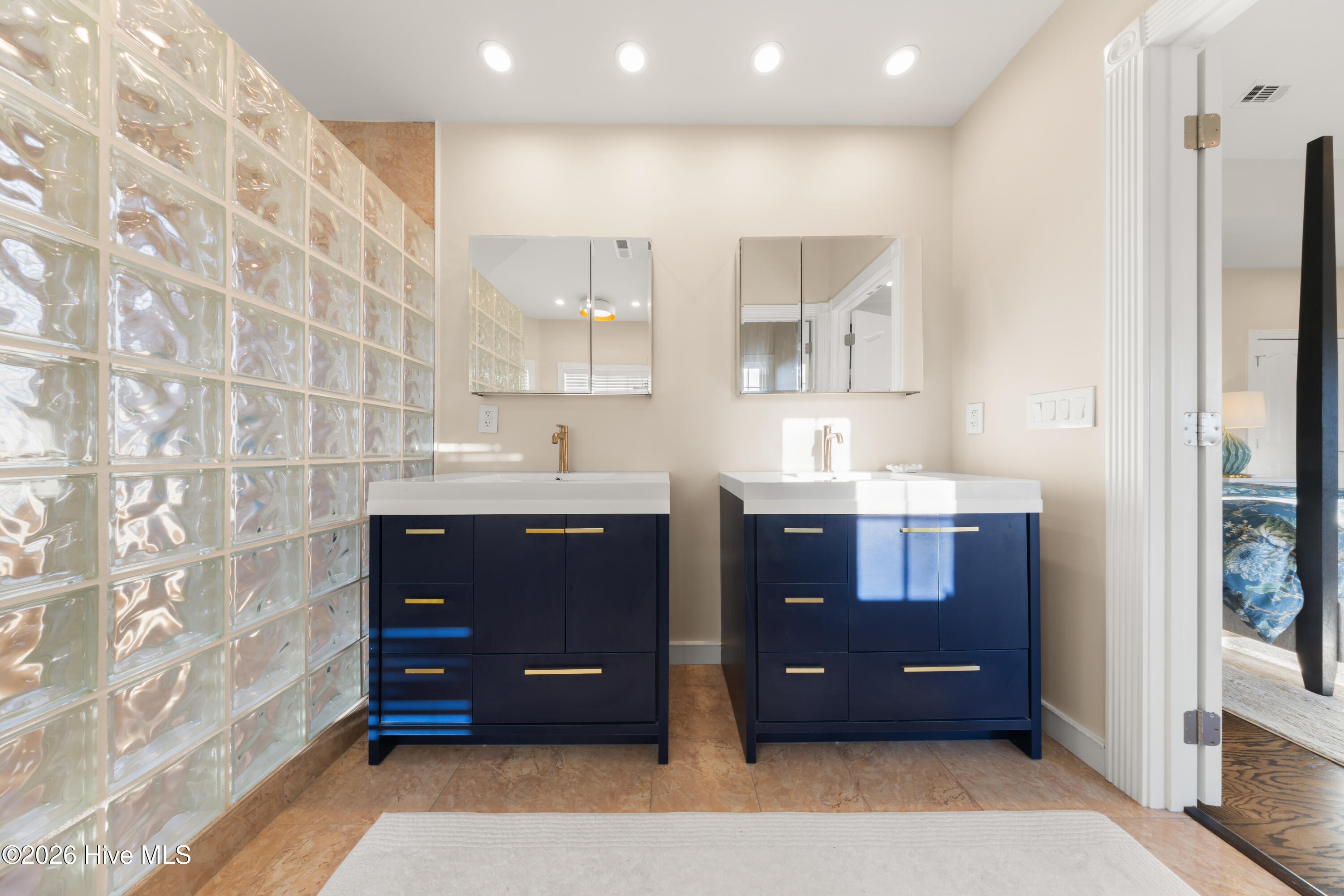 100549832 | Photo 42