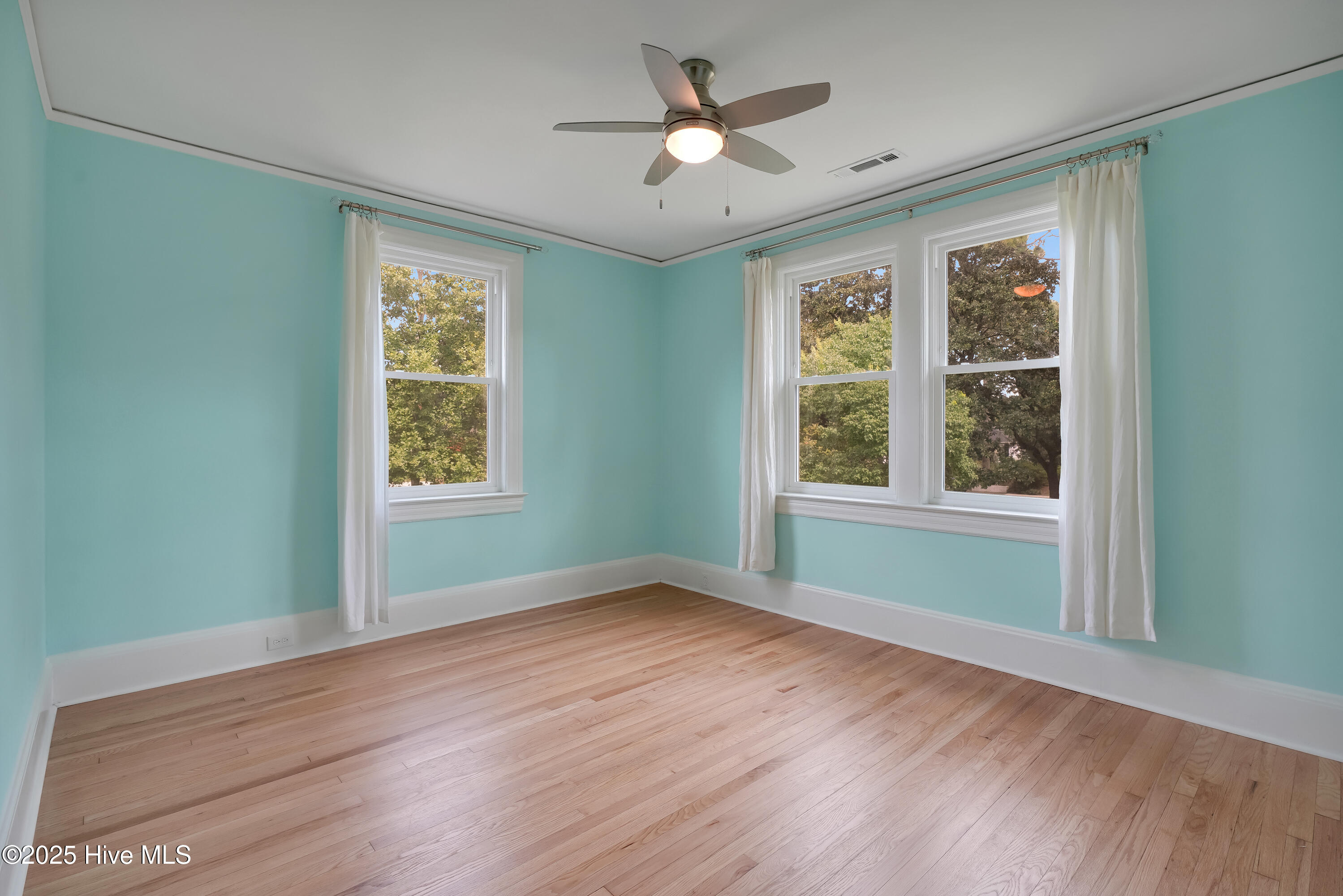 100528025 | Photo 26