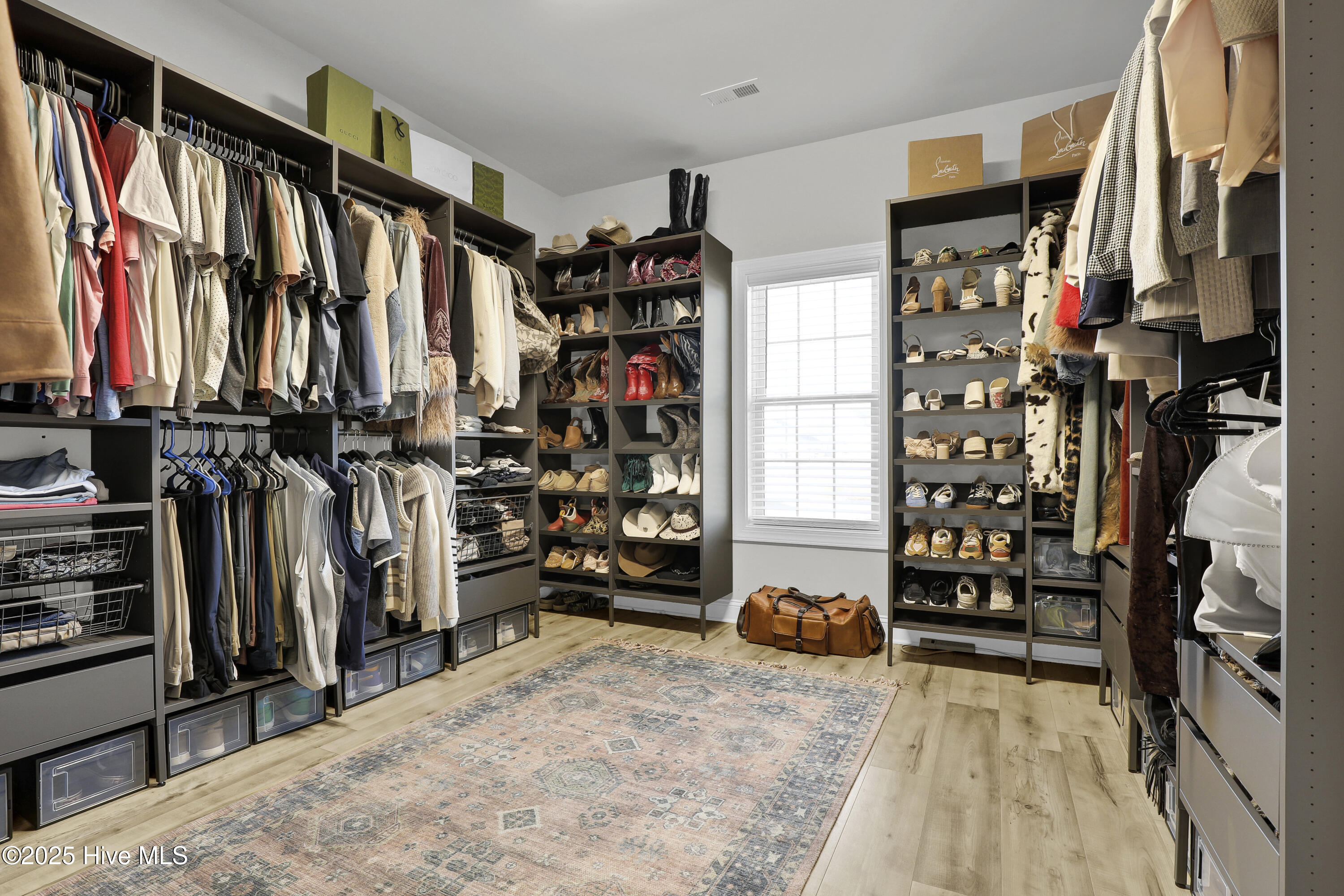 100546103 | Photo 25