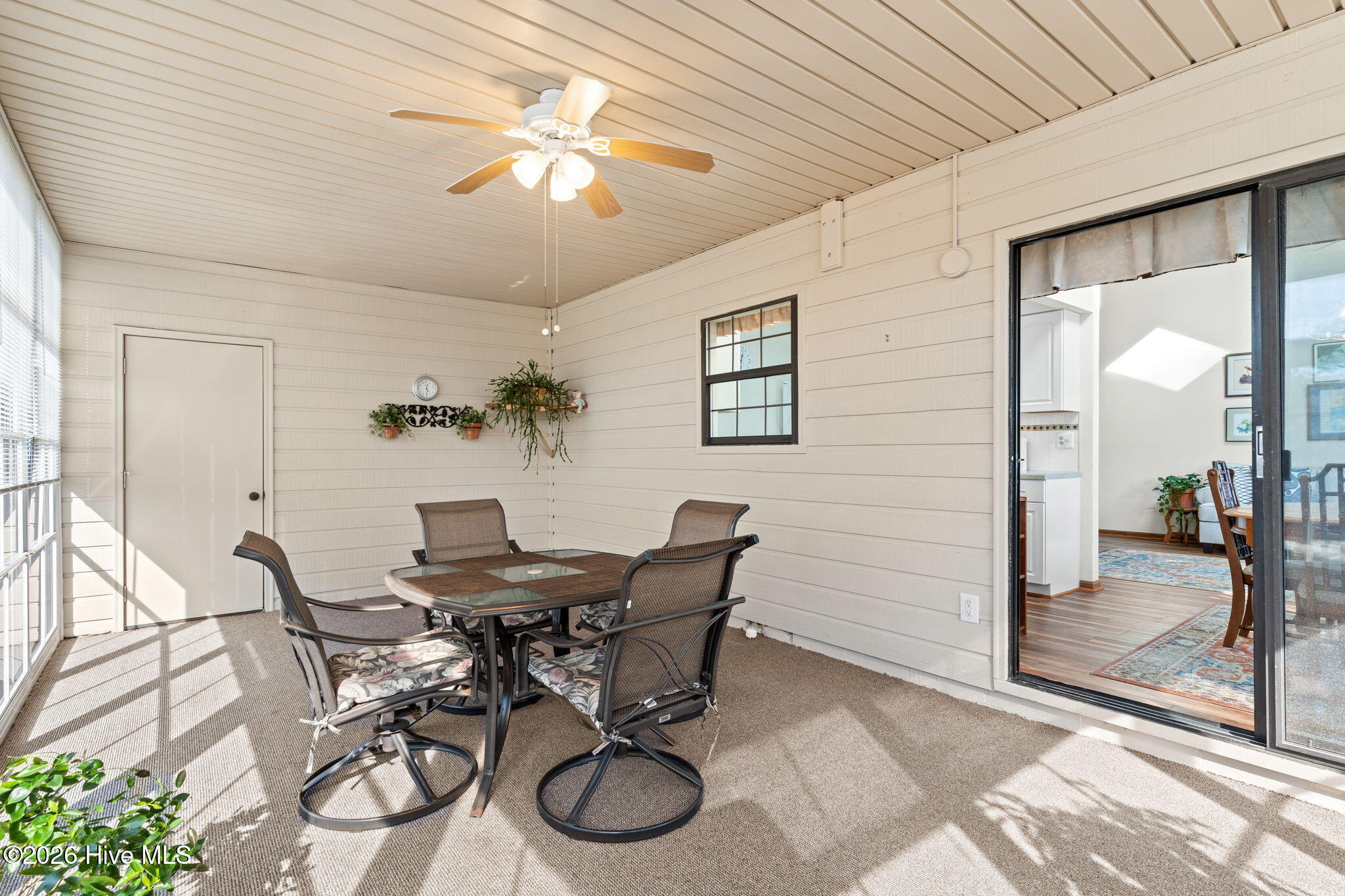 100549085 | Photo 16