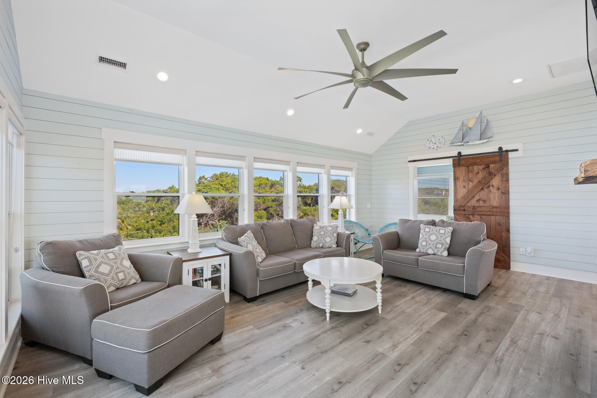 100556120 | Photo 48