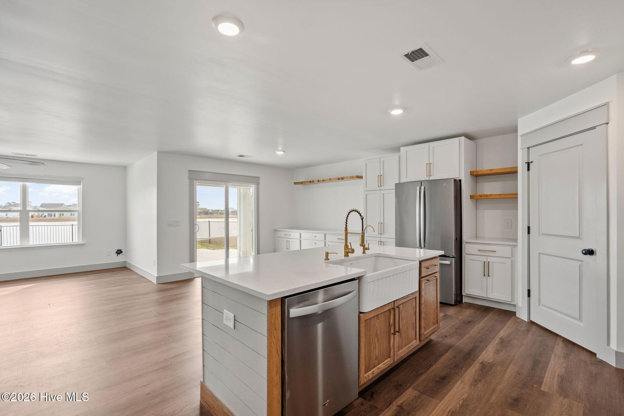 100555657 | Photo 25