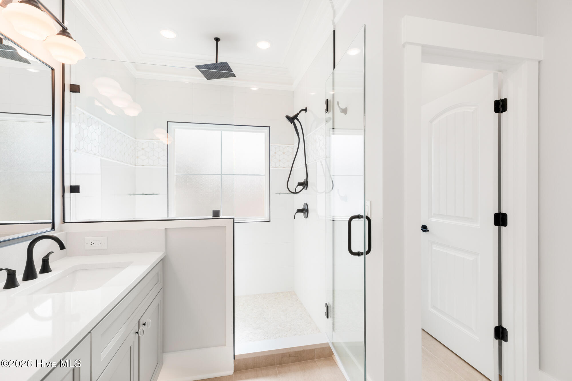100579864 | Photo 45