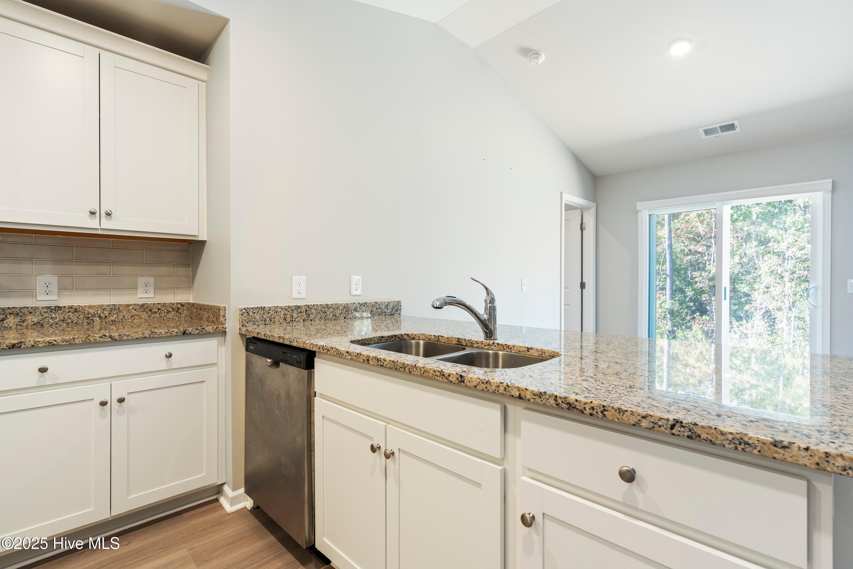 100539921 | Photo 14