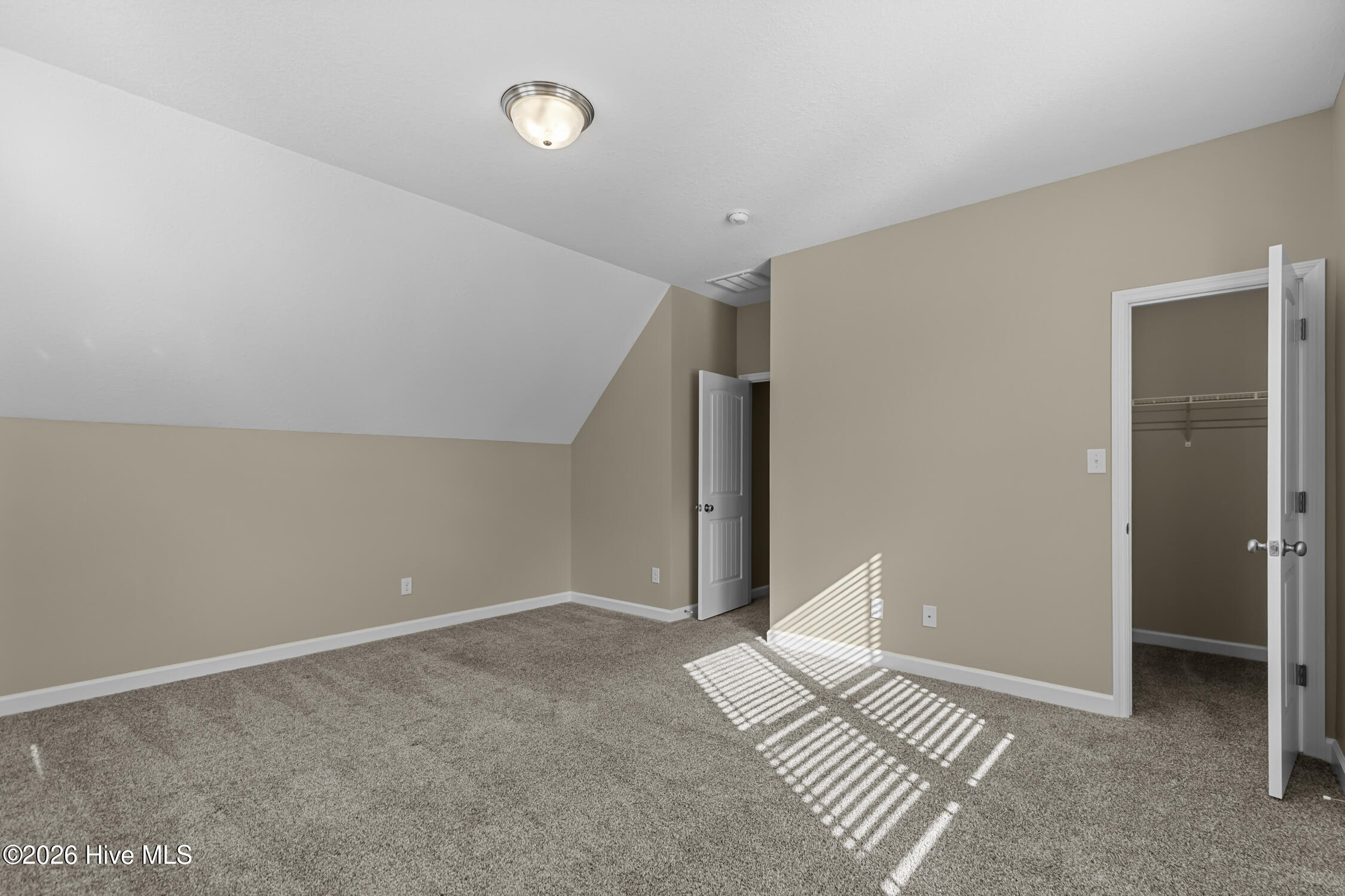 100548143 | Photo 34