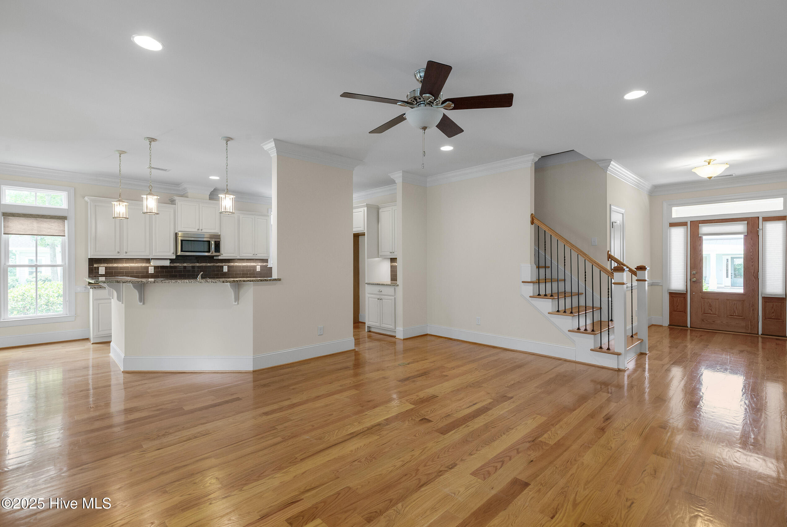 100556749 | Photo 11