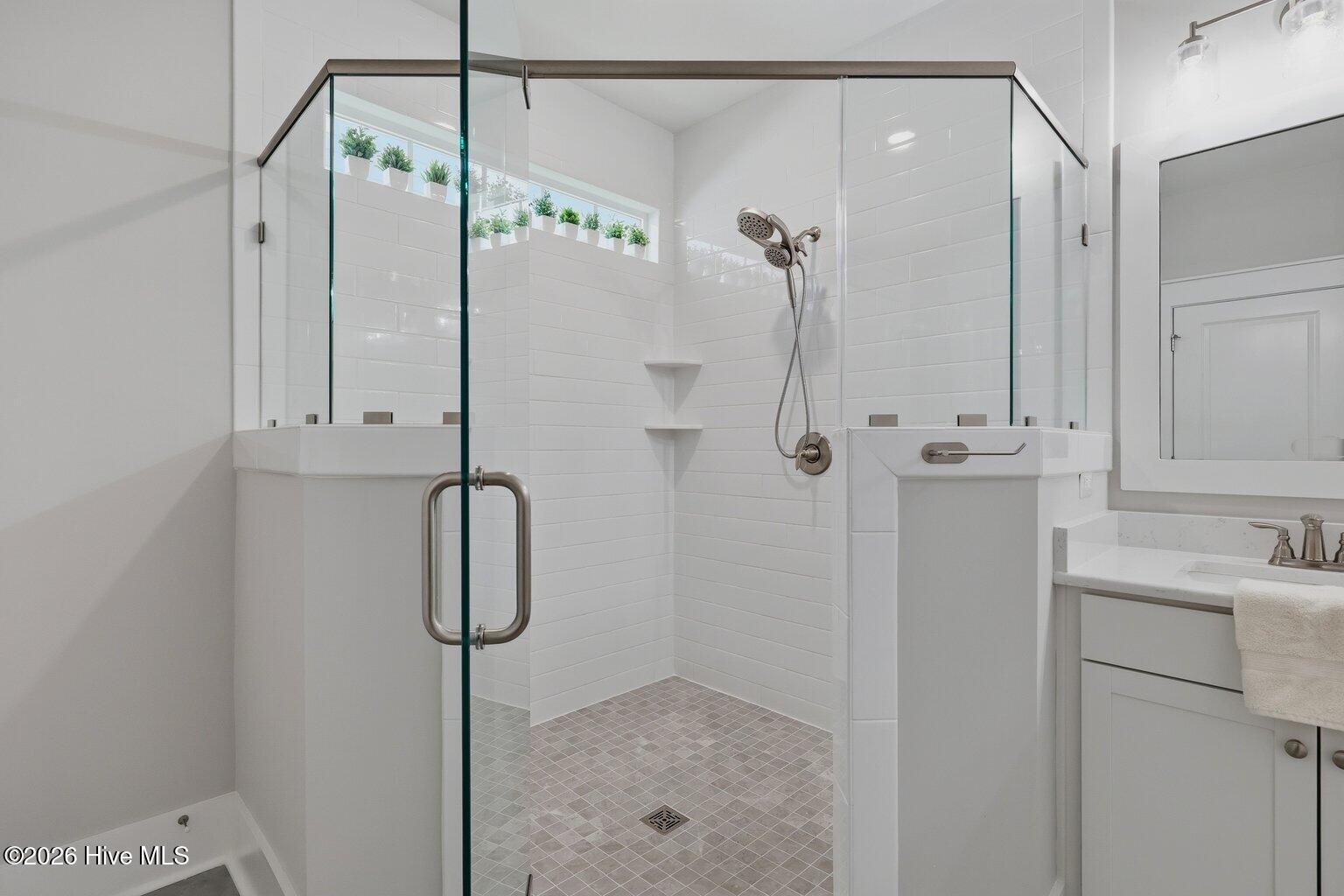 100571330 | Photo 24