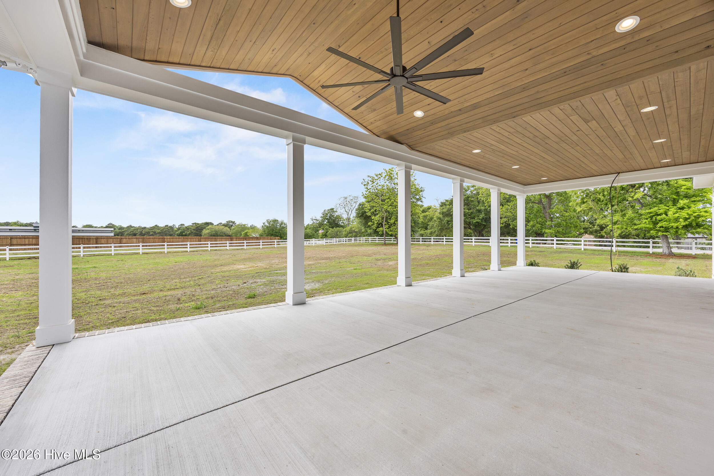 100570401 | Photo 46