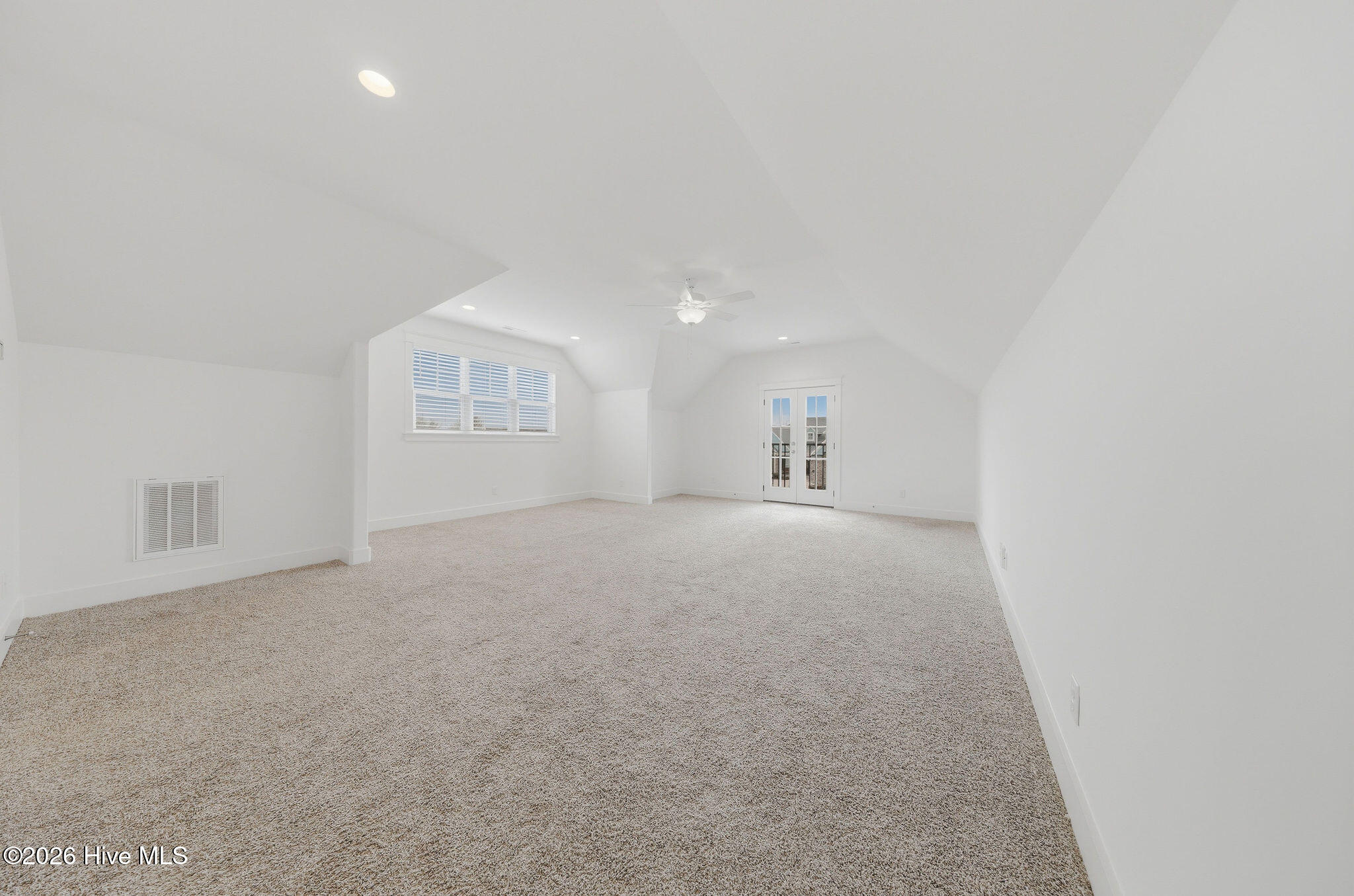 100562967 | Photo 40