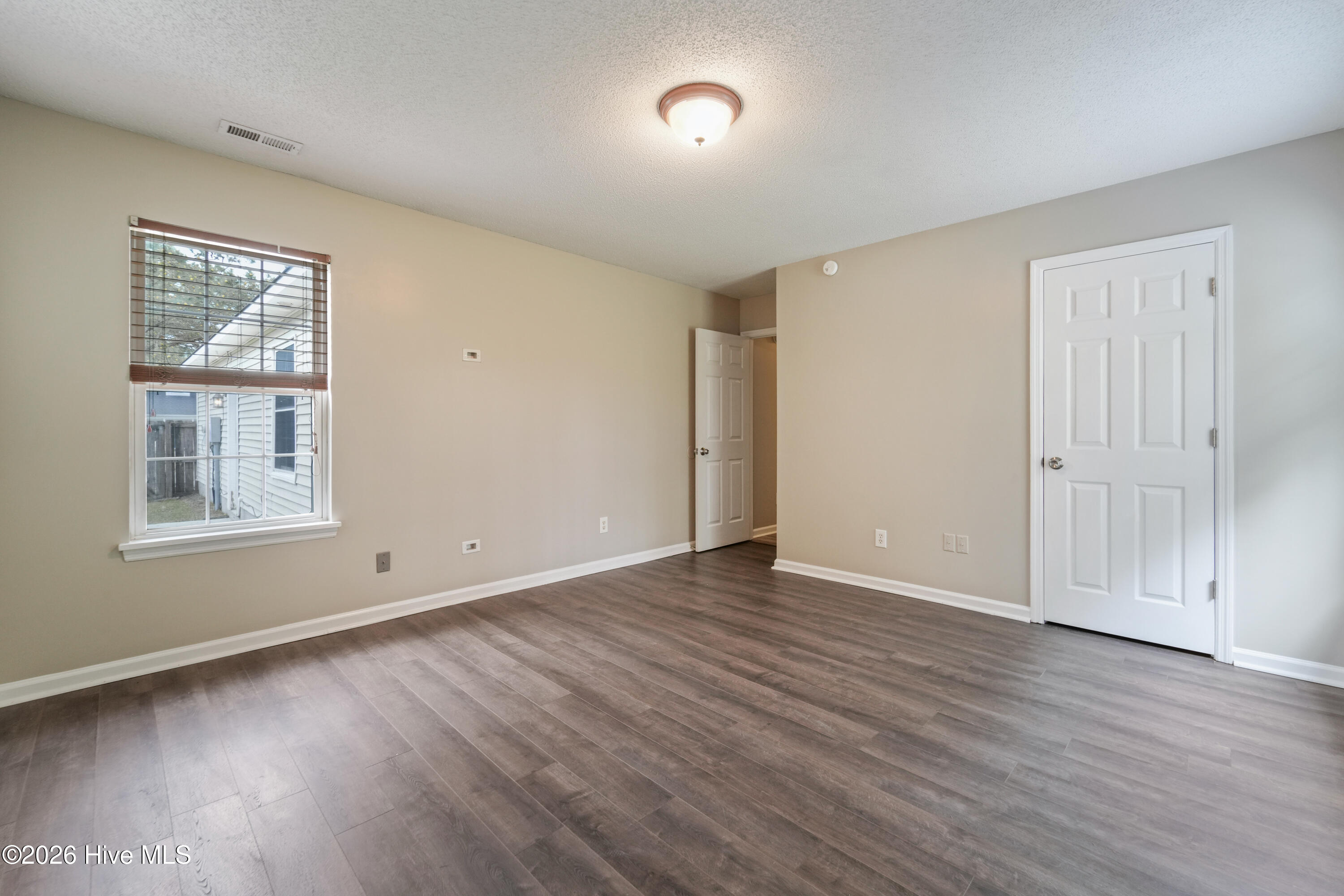 100561681 | Photo 38