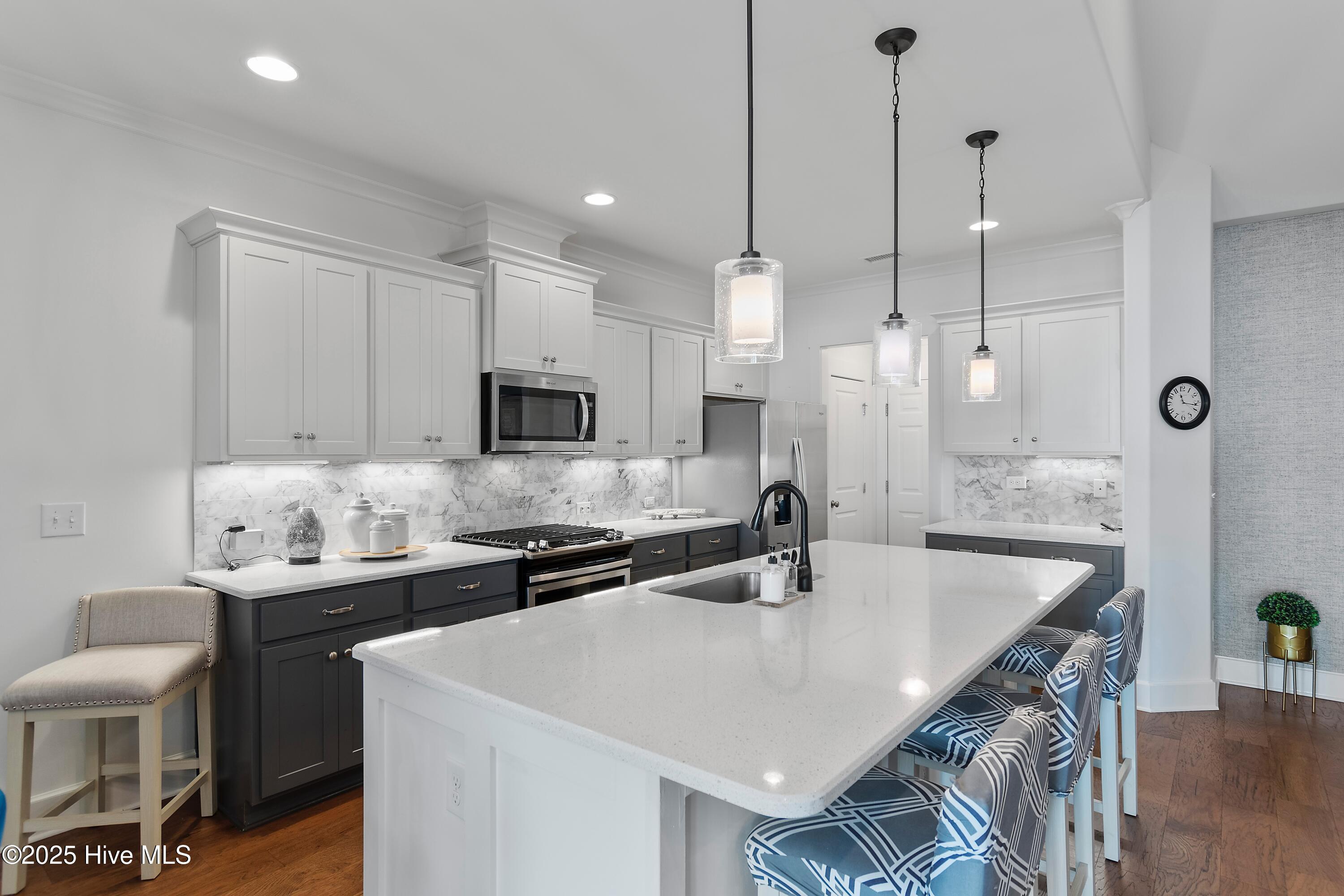 100537733 | Photo 28