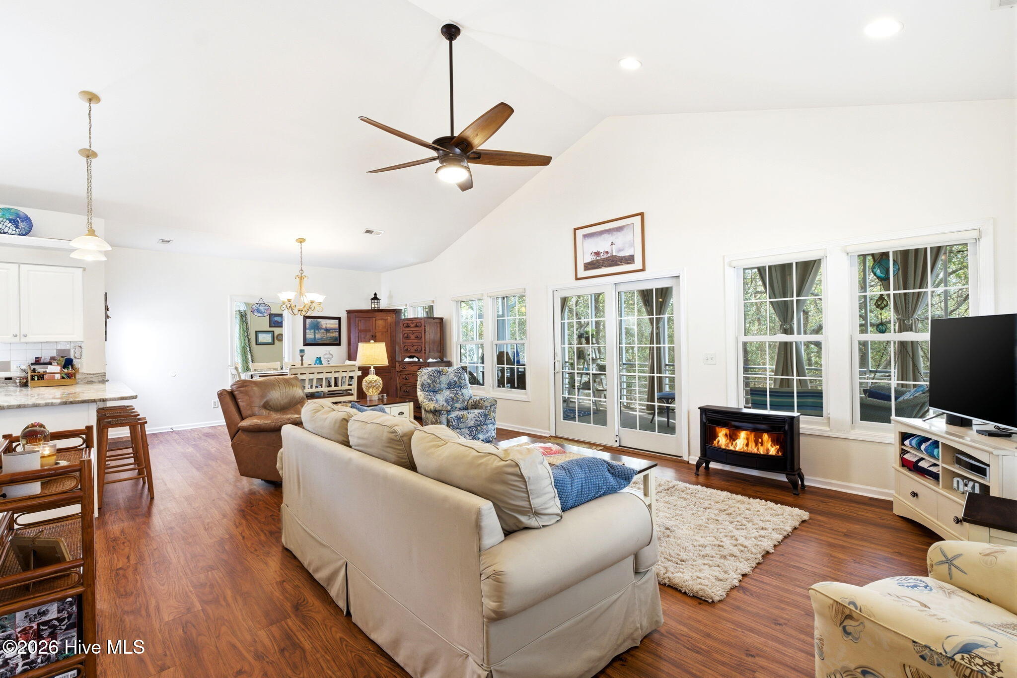 100565063 | Photo 22