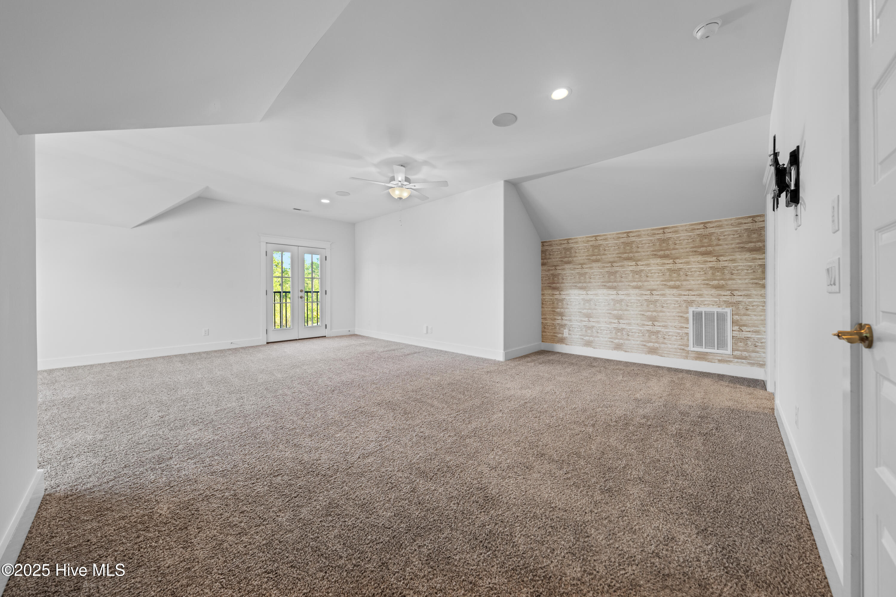 100494528 | Photo 51