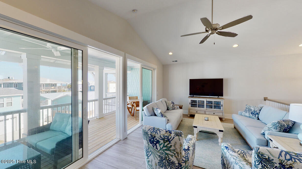 100526180 | Photo 12