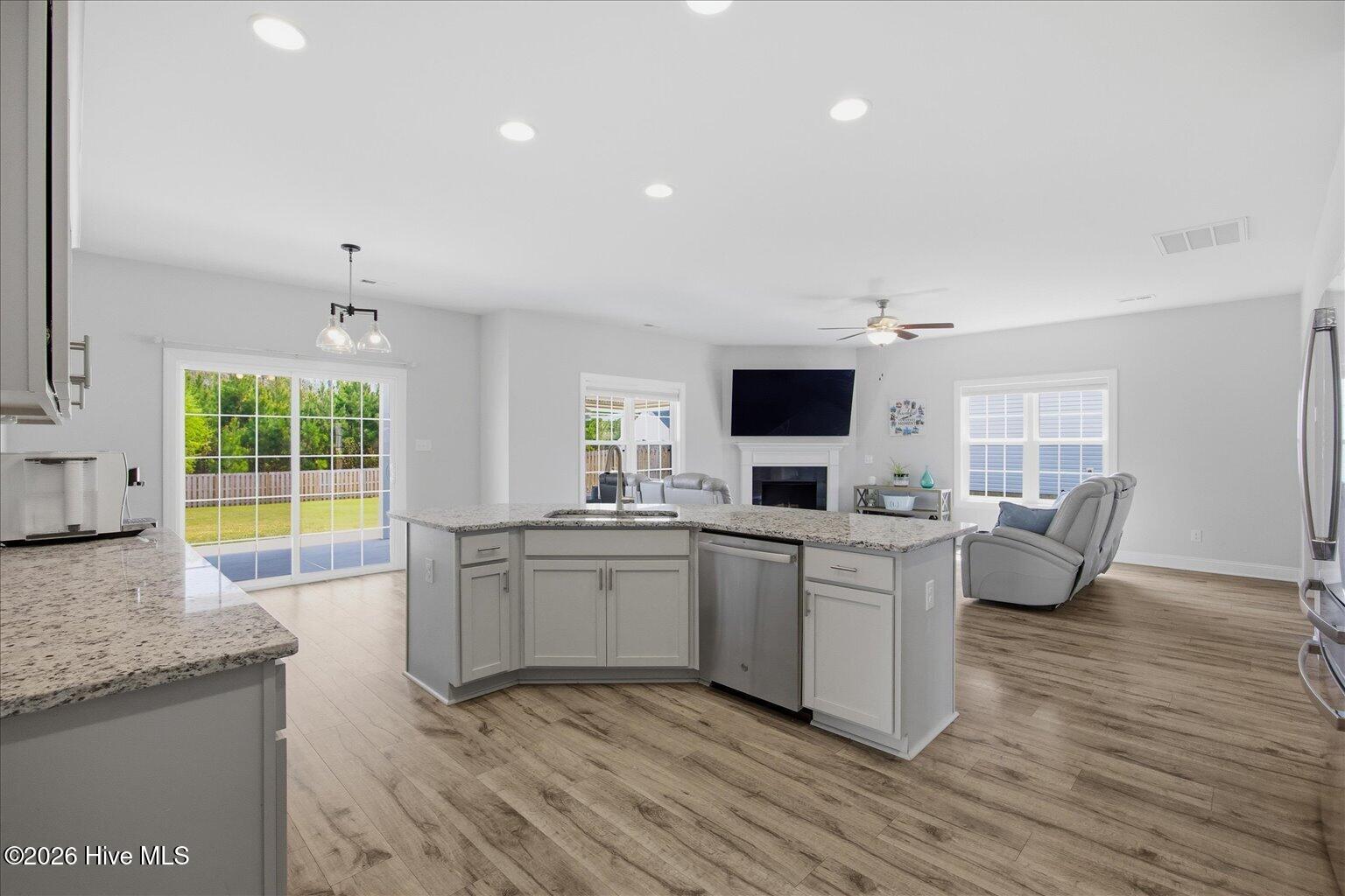 100564779 | Photo 31