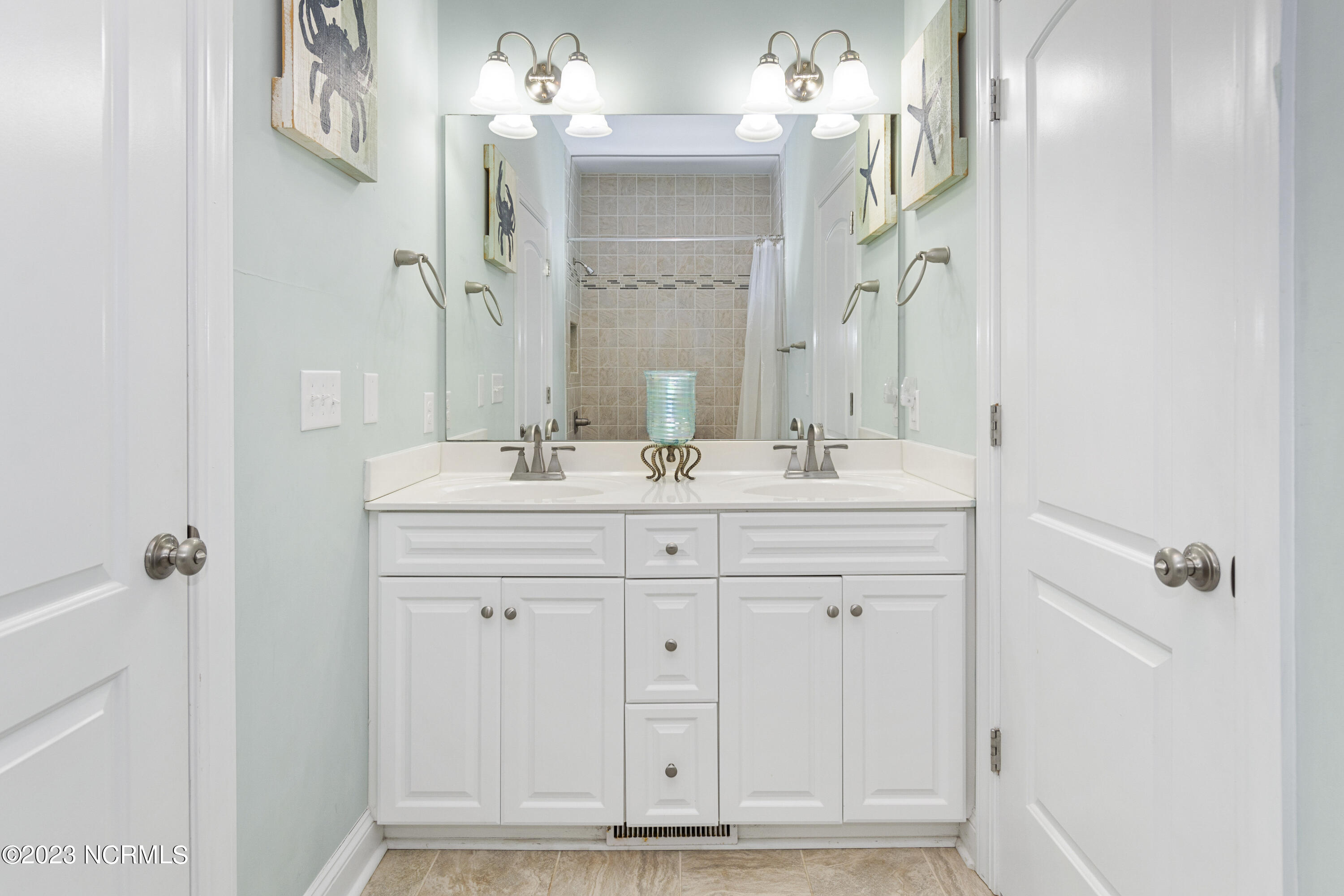 100565817 | Photo 33