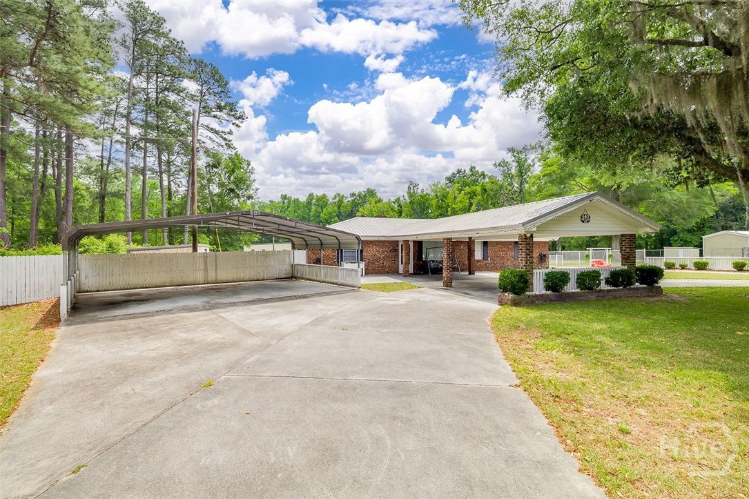440 Pecan driveway from the left
