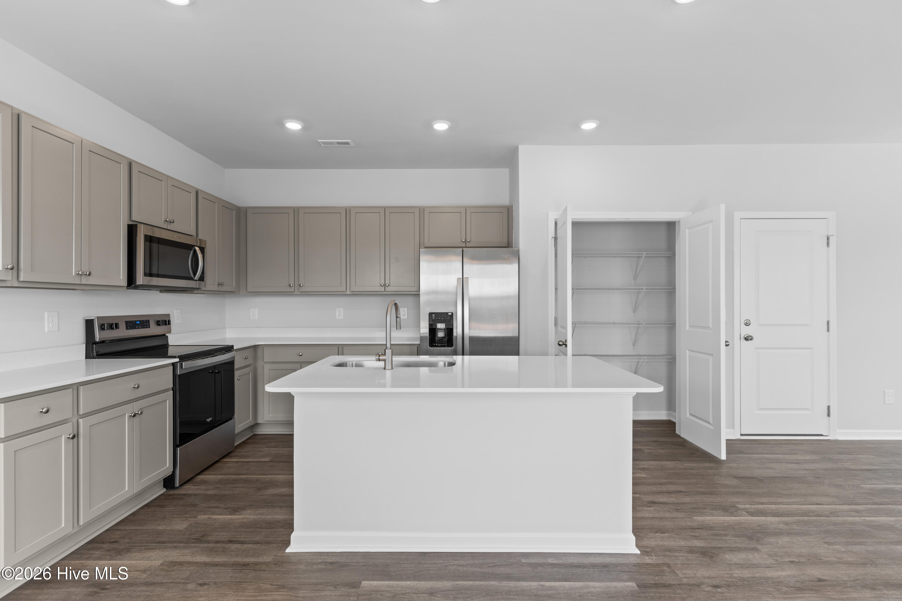 100538143 | Photo 12