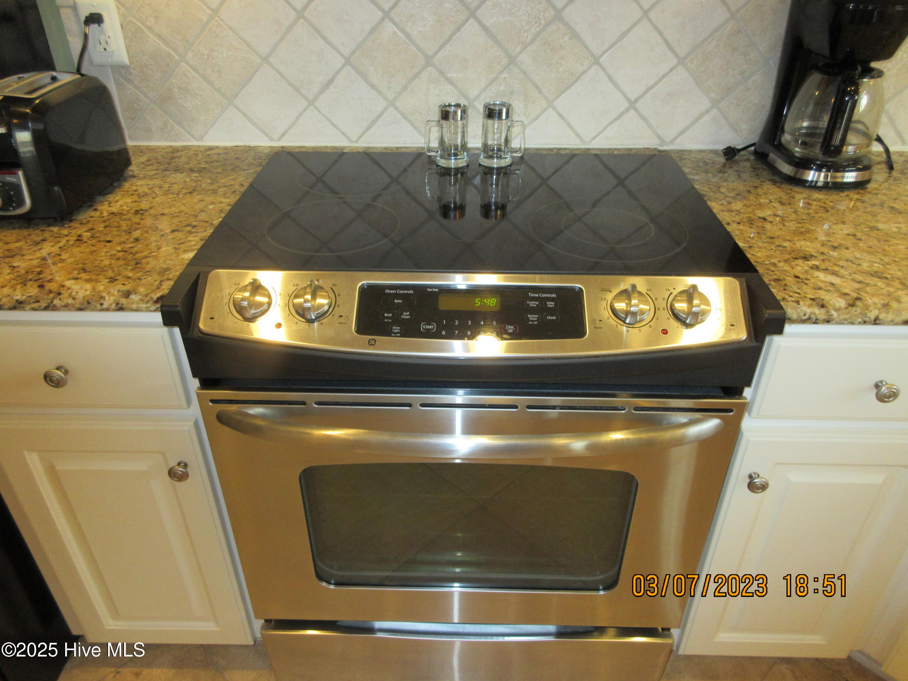 100525203 | Photo 30