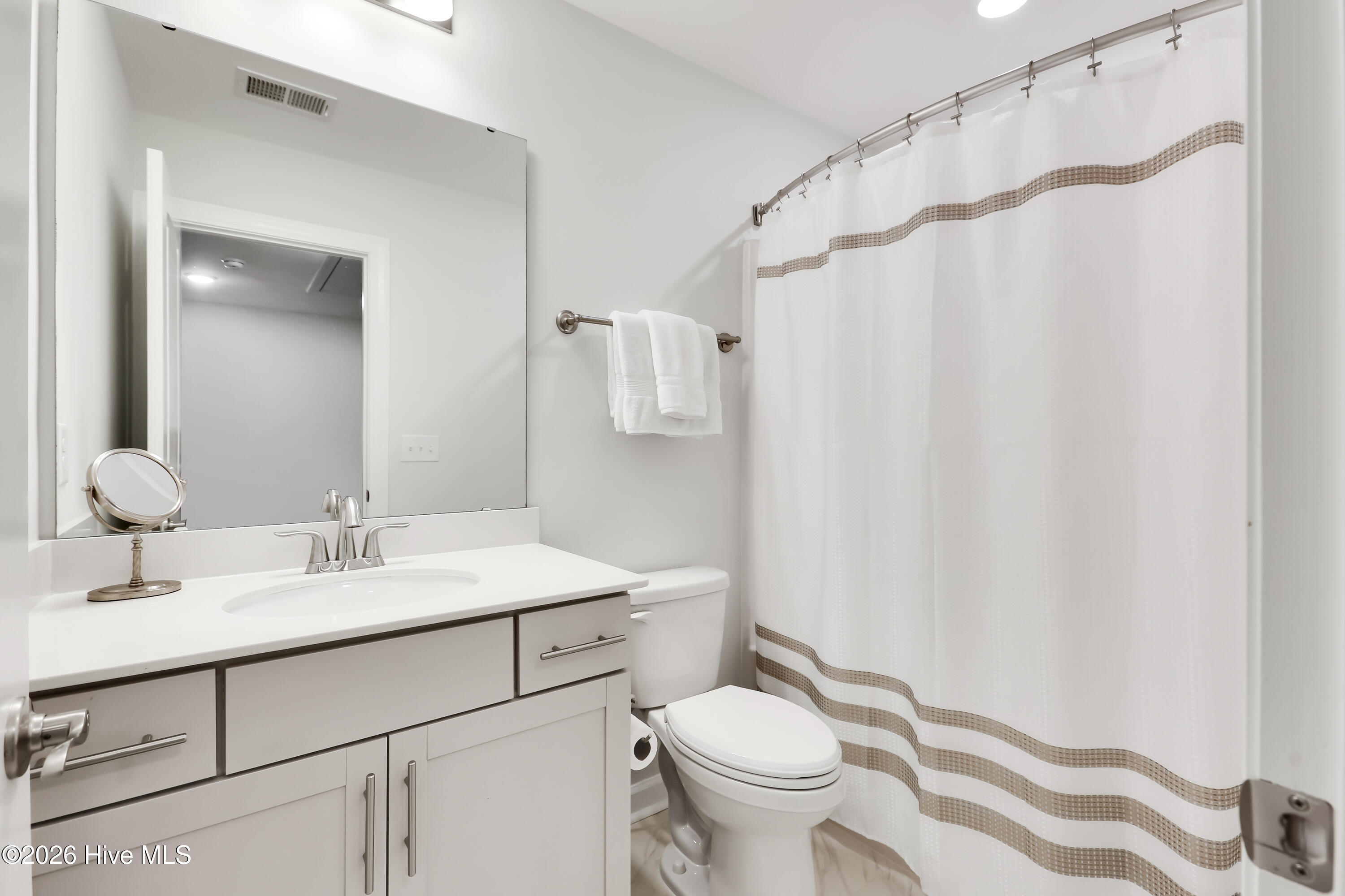 100557185 | Photo 24