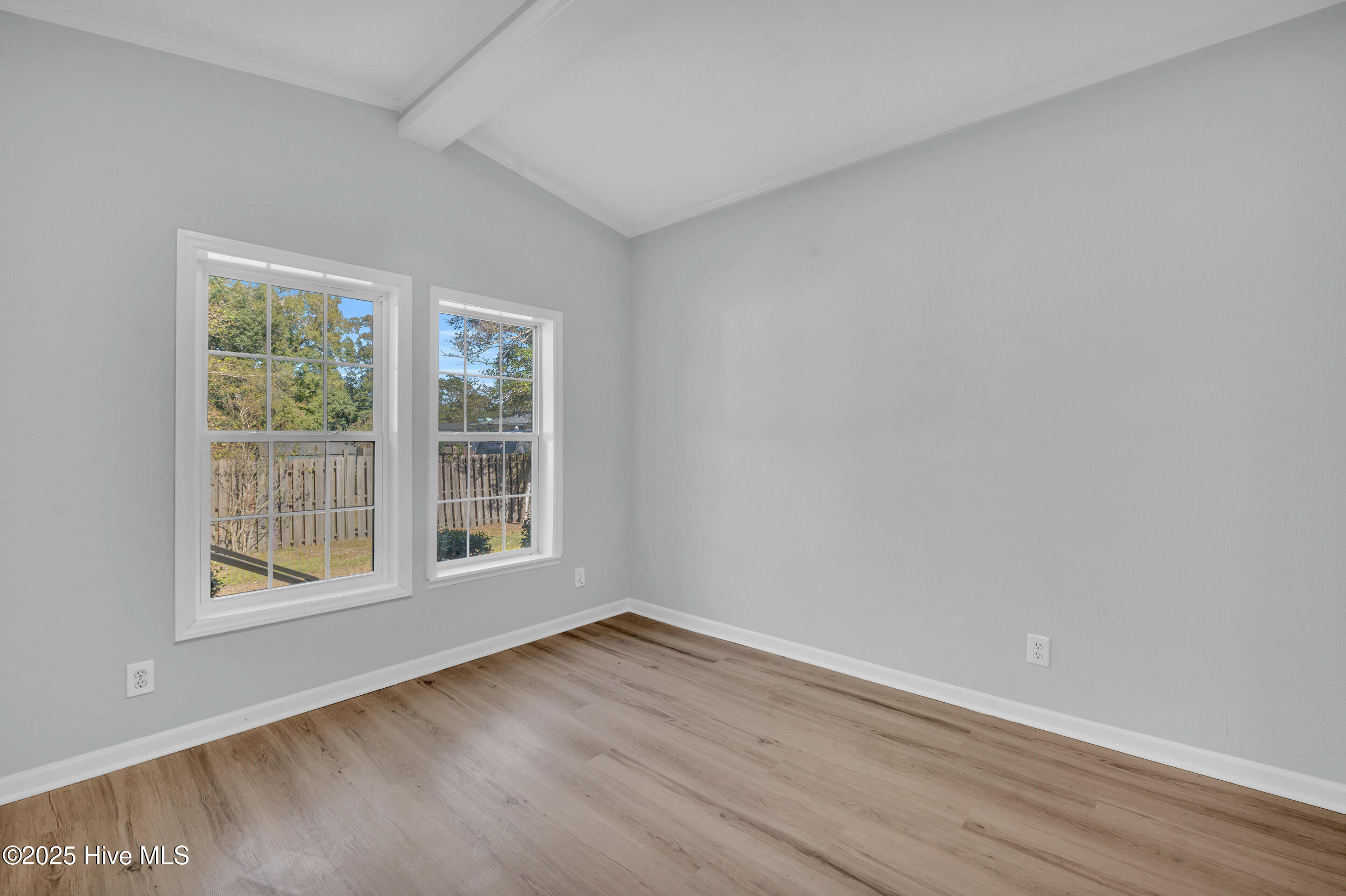 100537277 | Photo 18