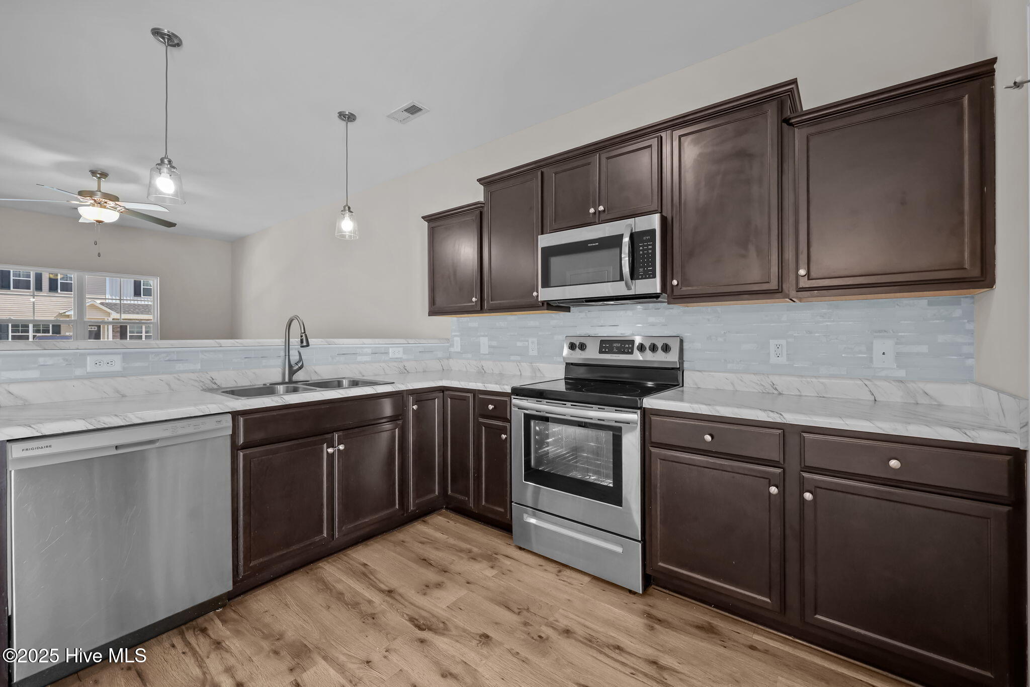 100521503 | Photo 11