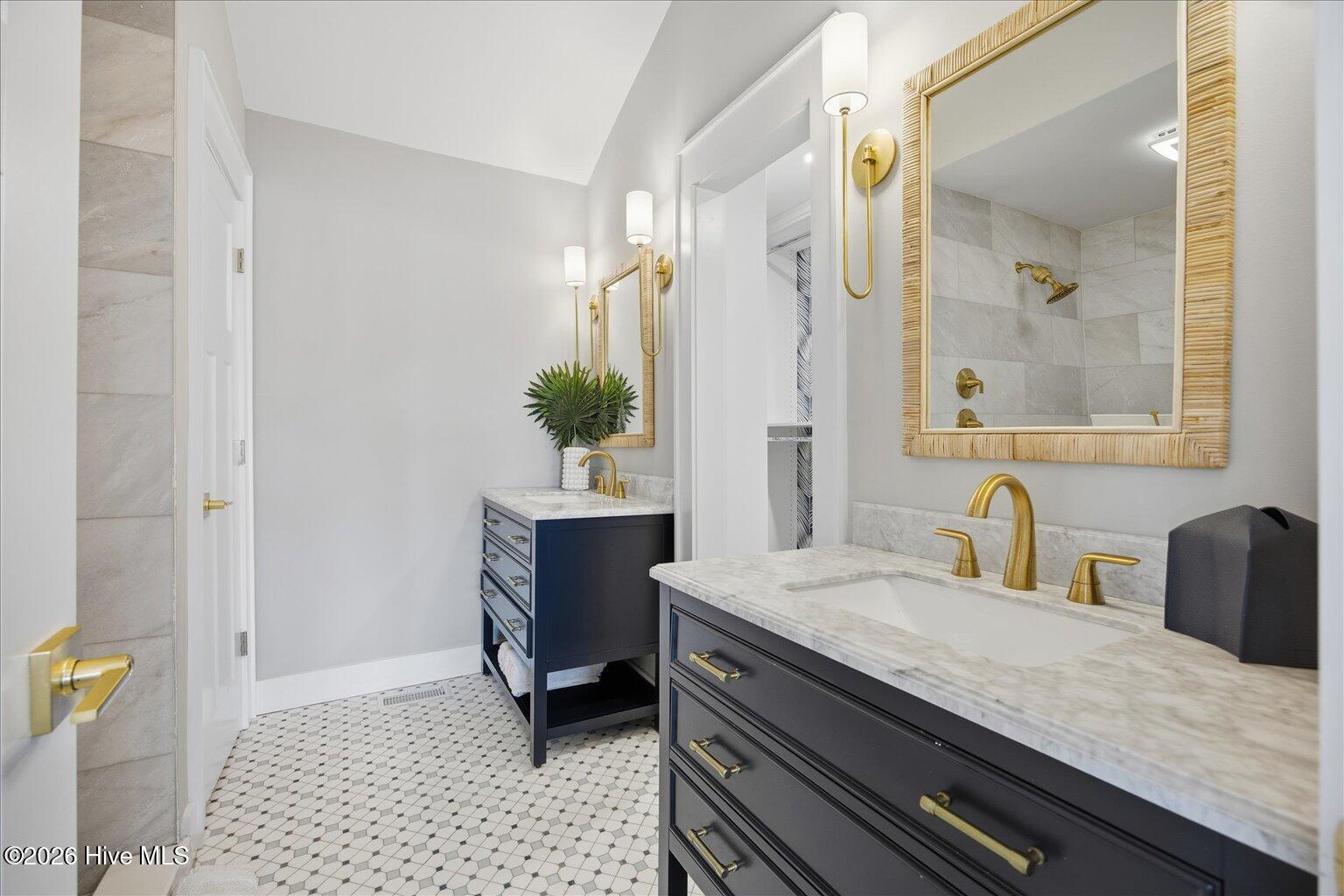 100548243 | Photo 34