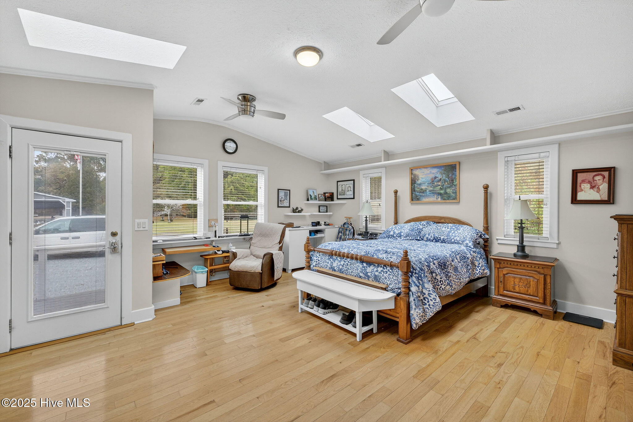 100542936 | Photo 44