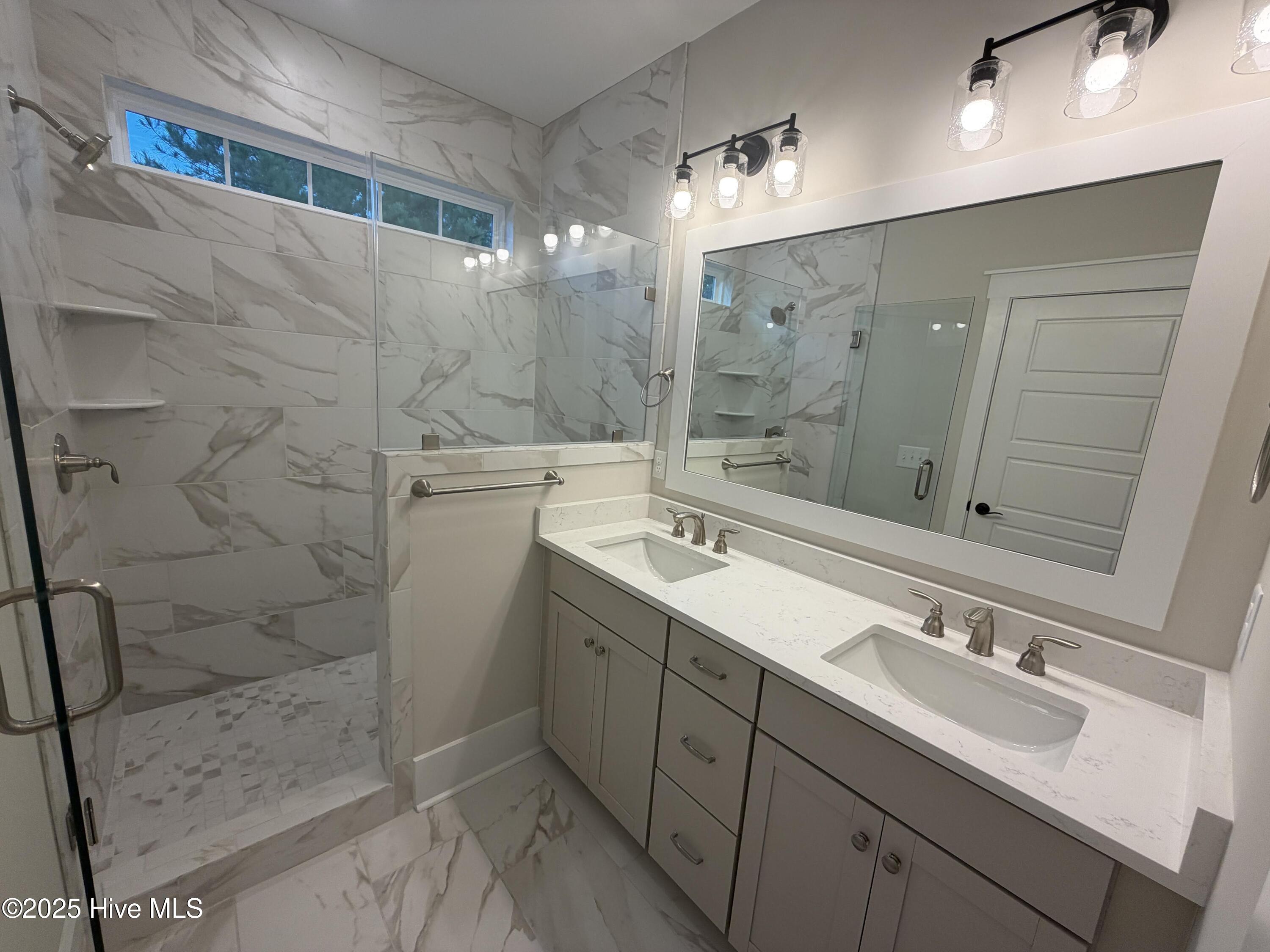 100521695 | Photo 27