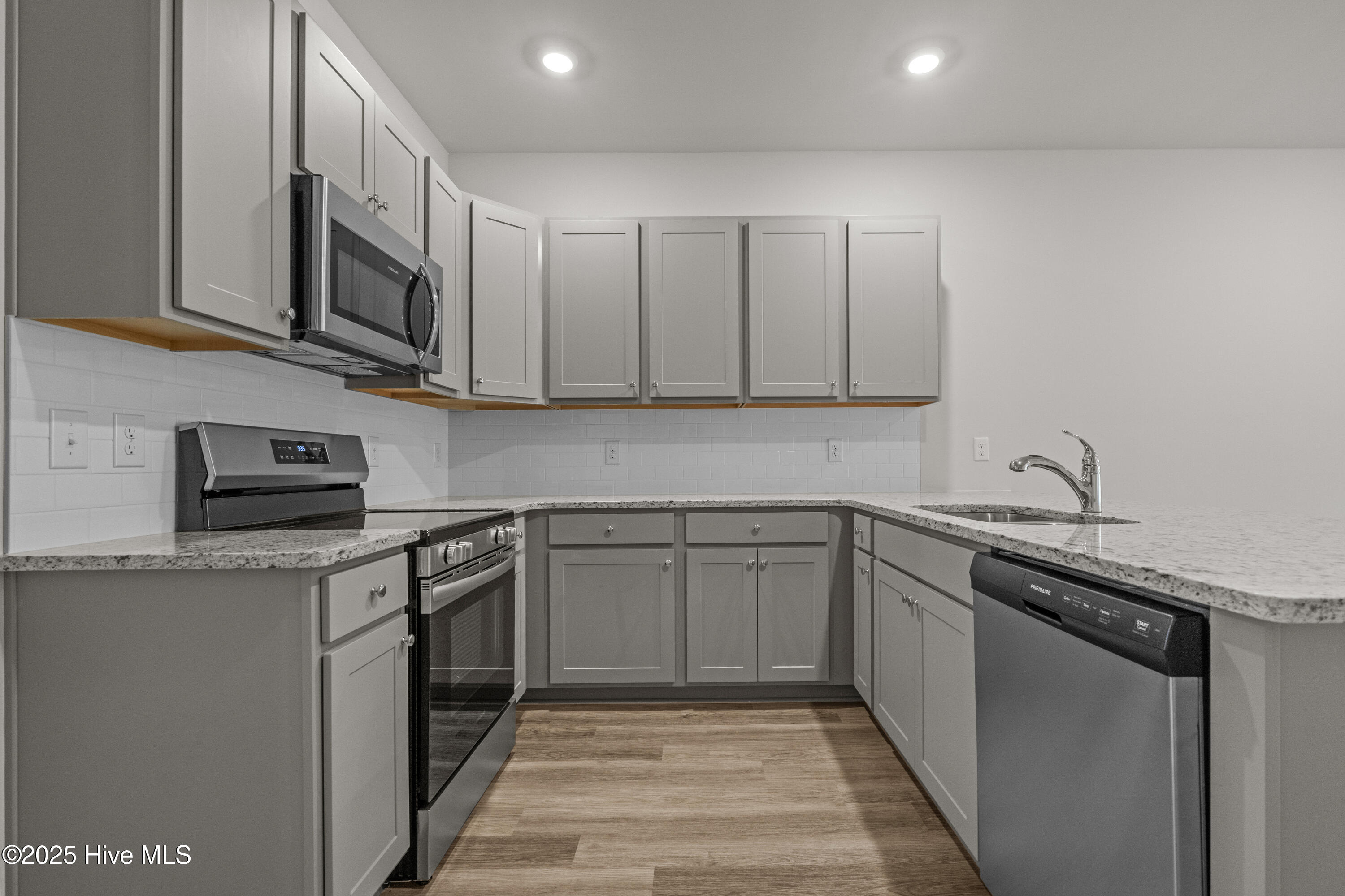 100536974 | Photo 14