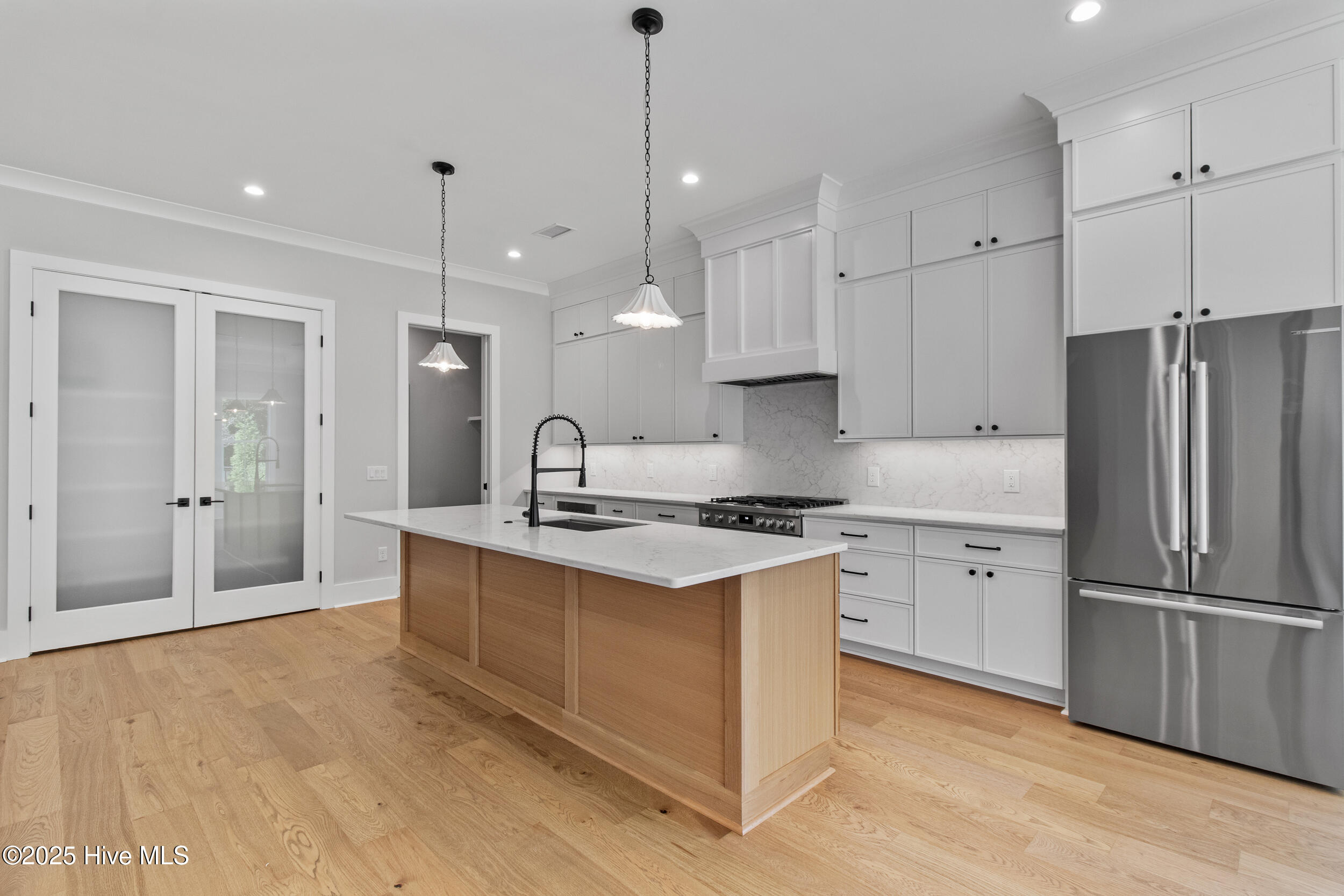 Large kitchen, tons of cabinetry and natural gas appliances