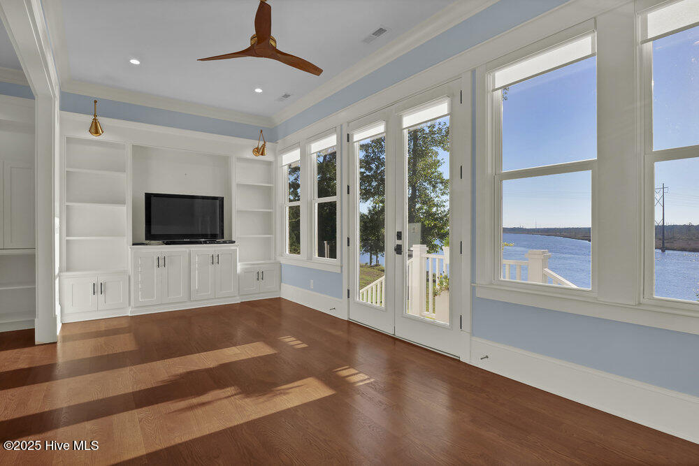 100537011 | Photo 19