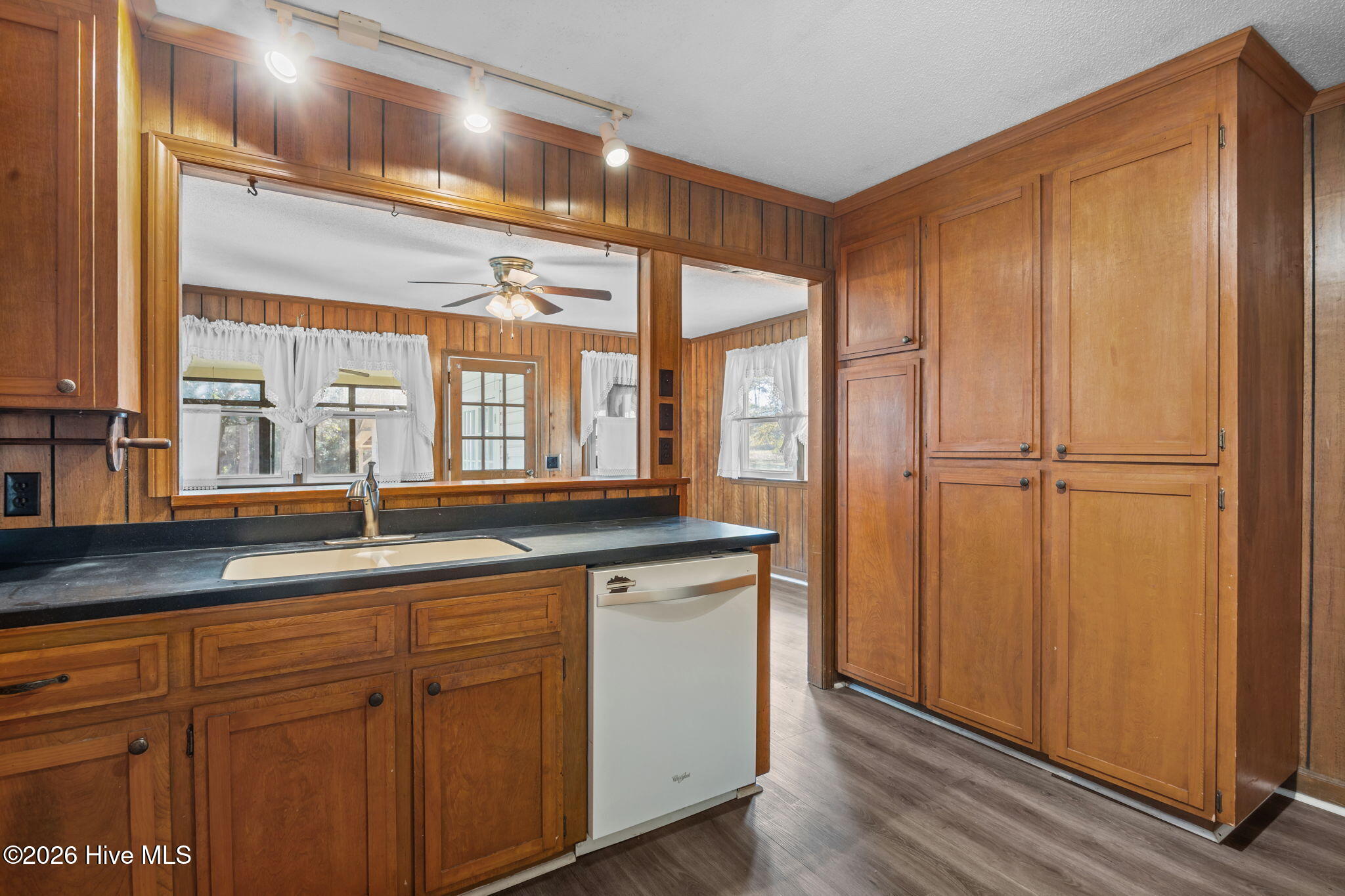 100559935 | Photo 21