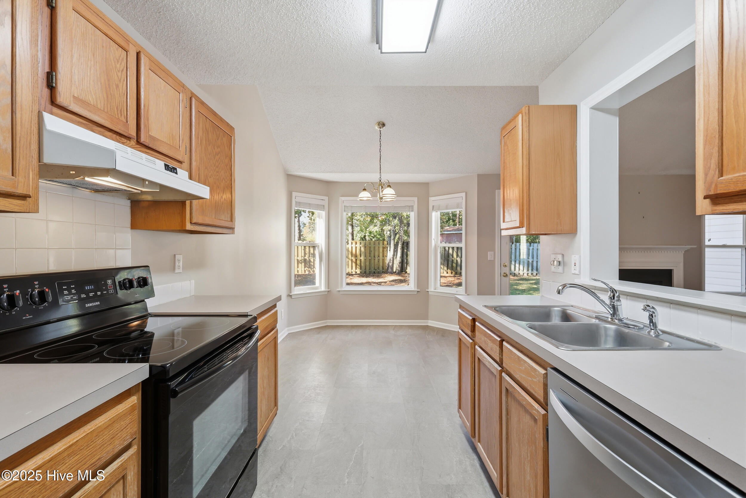 100540113 | Photo 11