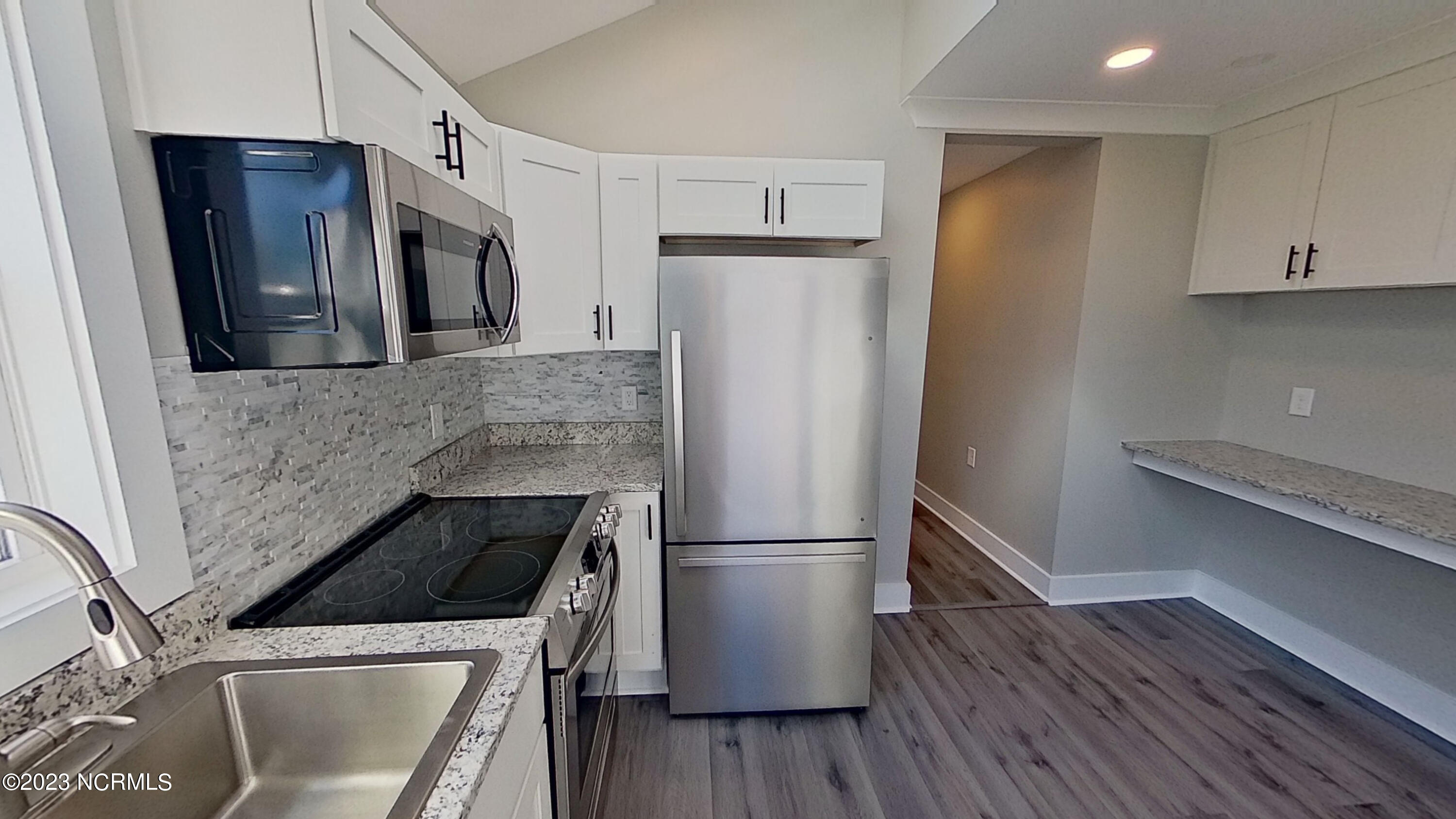 100521220 | Photo 16