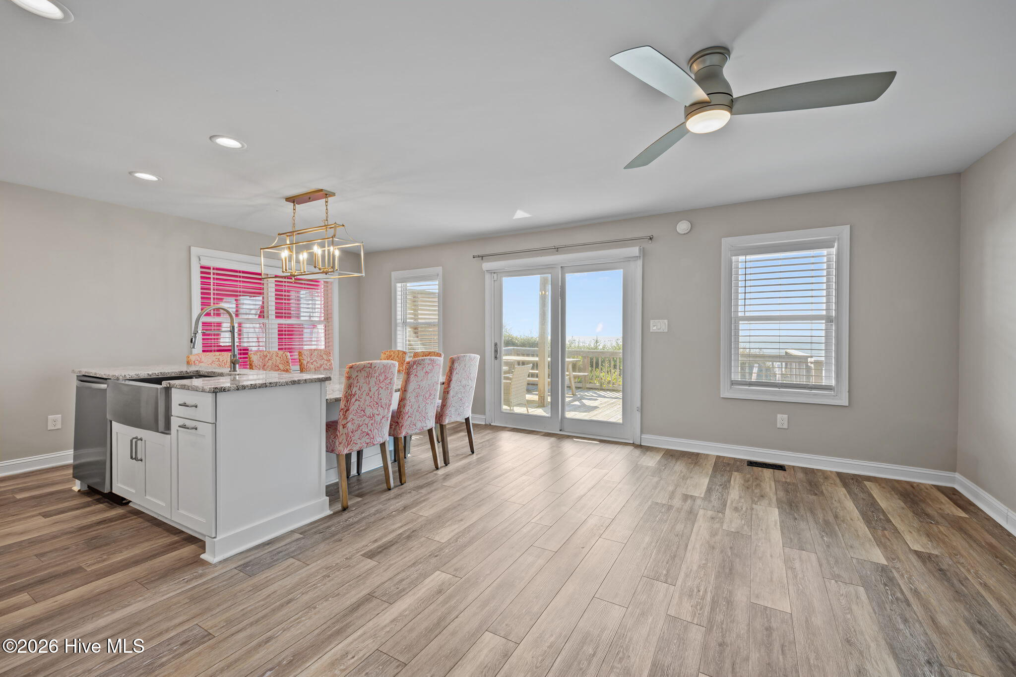 100559652 | Photo 15