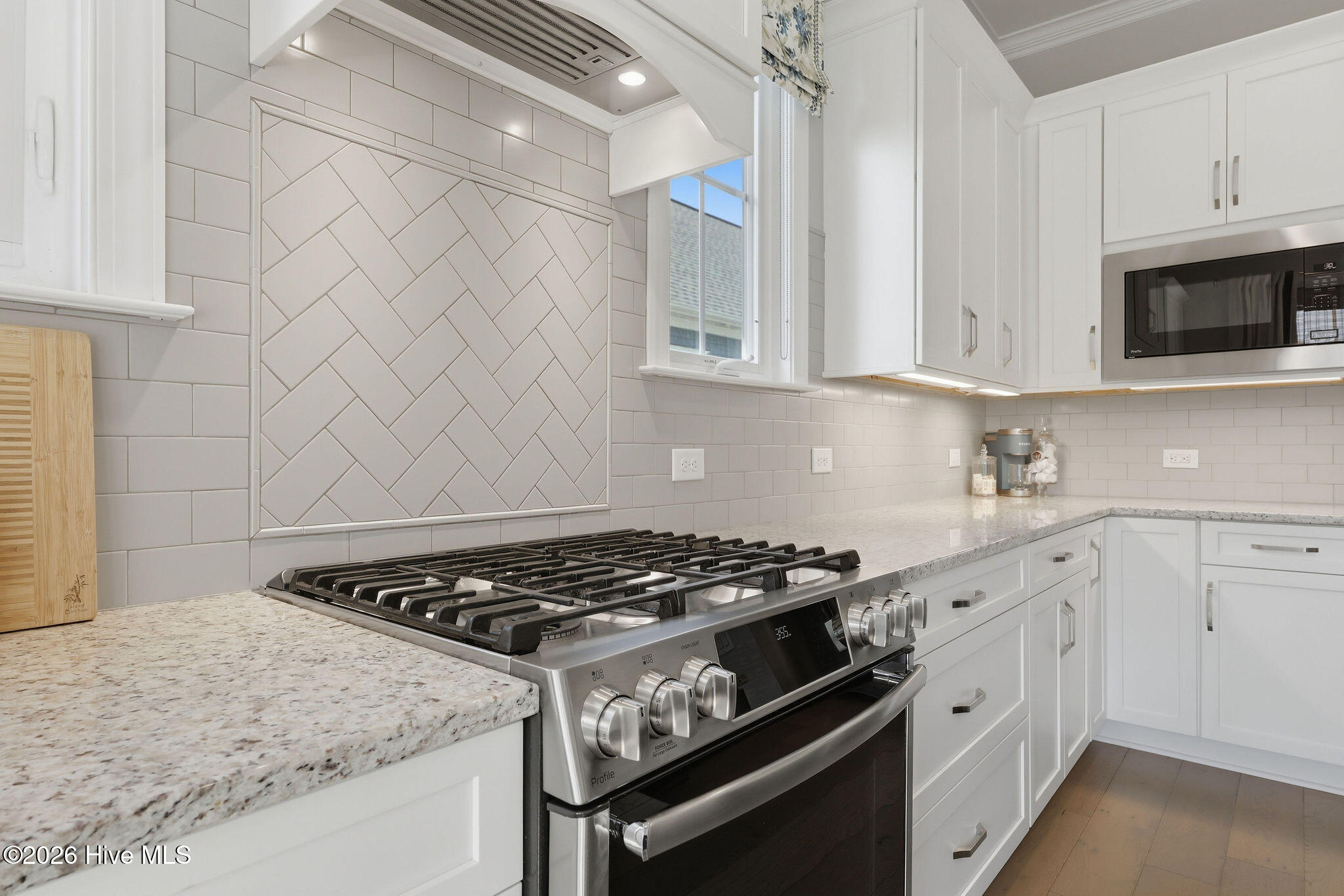 100569190 | Photo 22