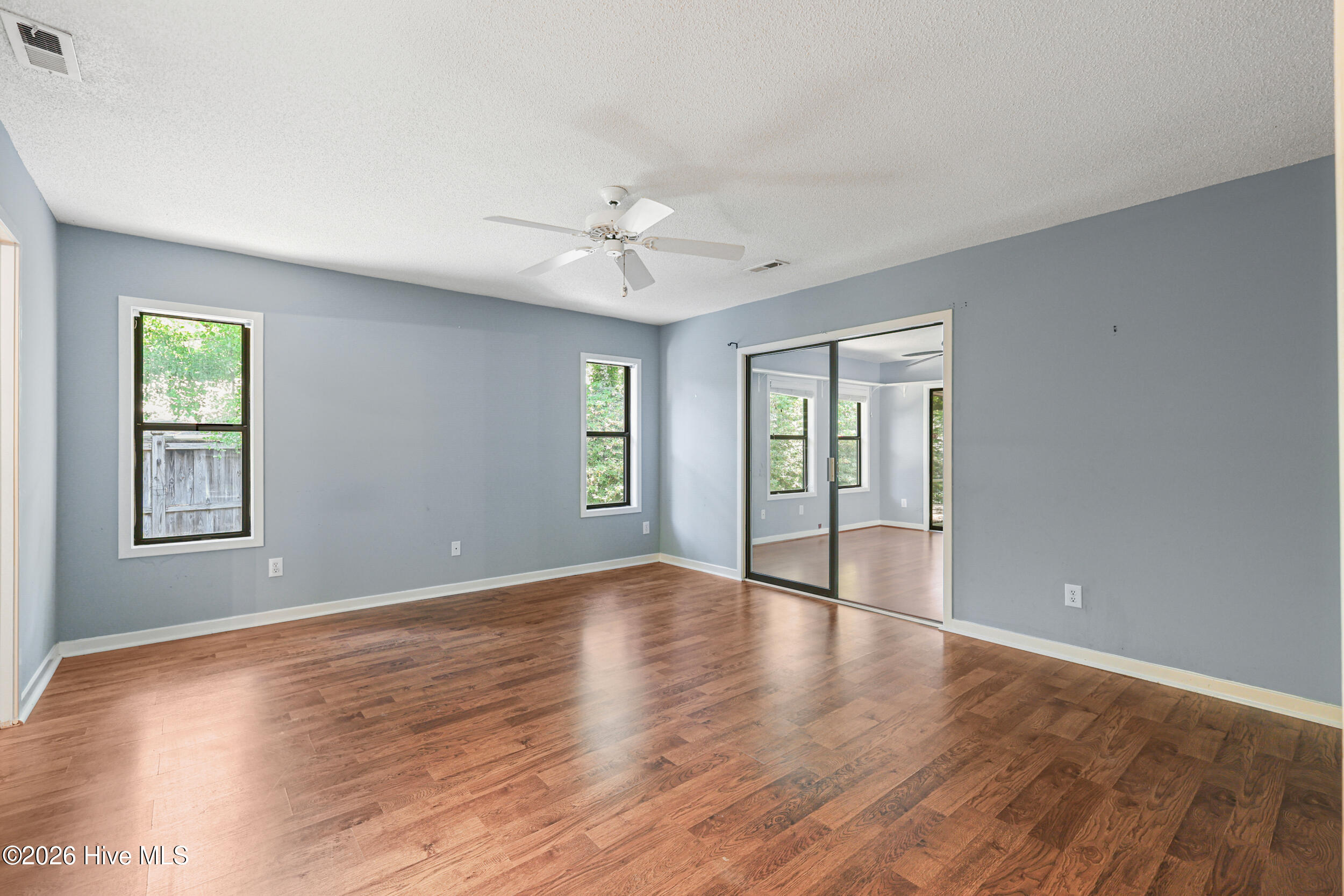 100569768 | Photo 25