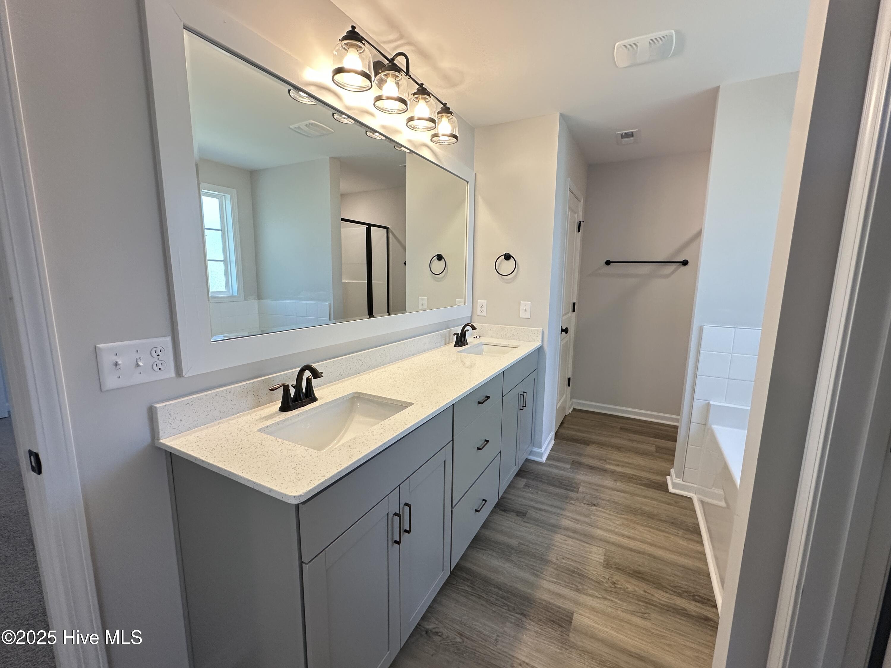 100489344 | Photo 11