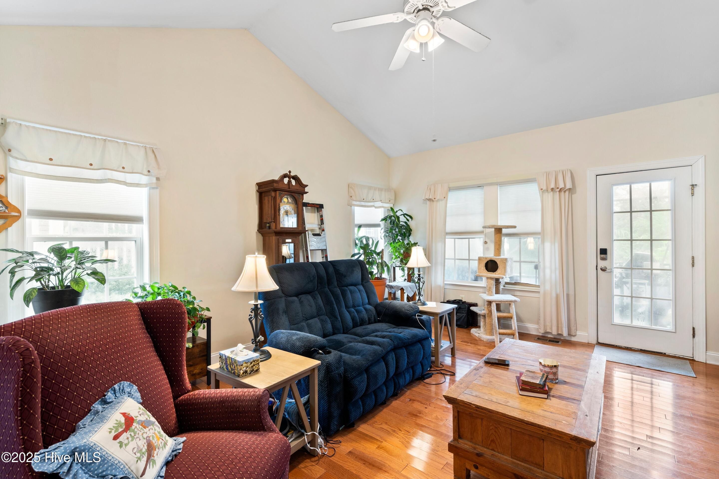 100522609 | Photo 16