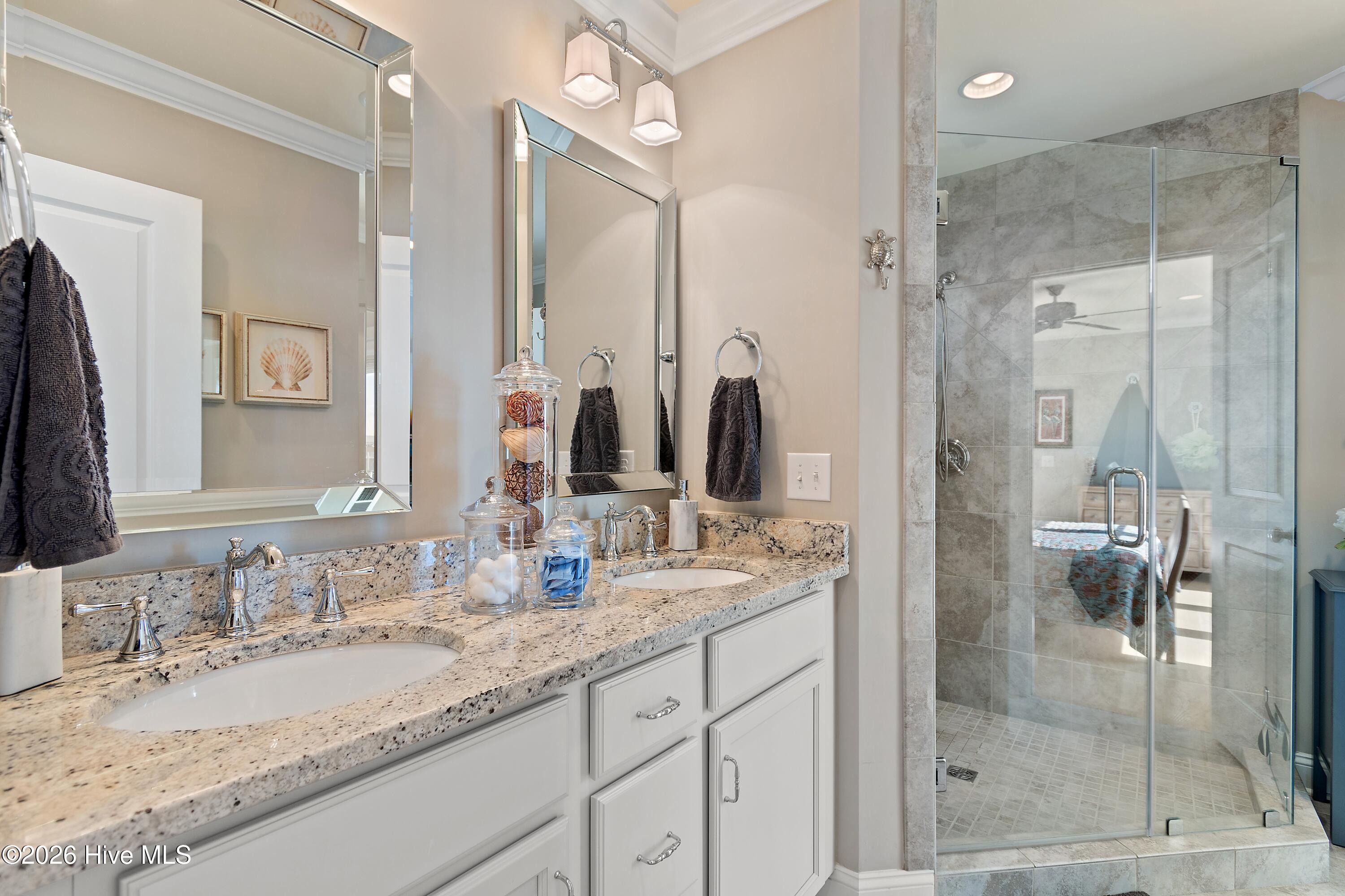 100547870 | Photo 35