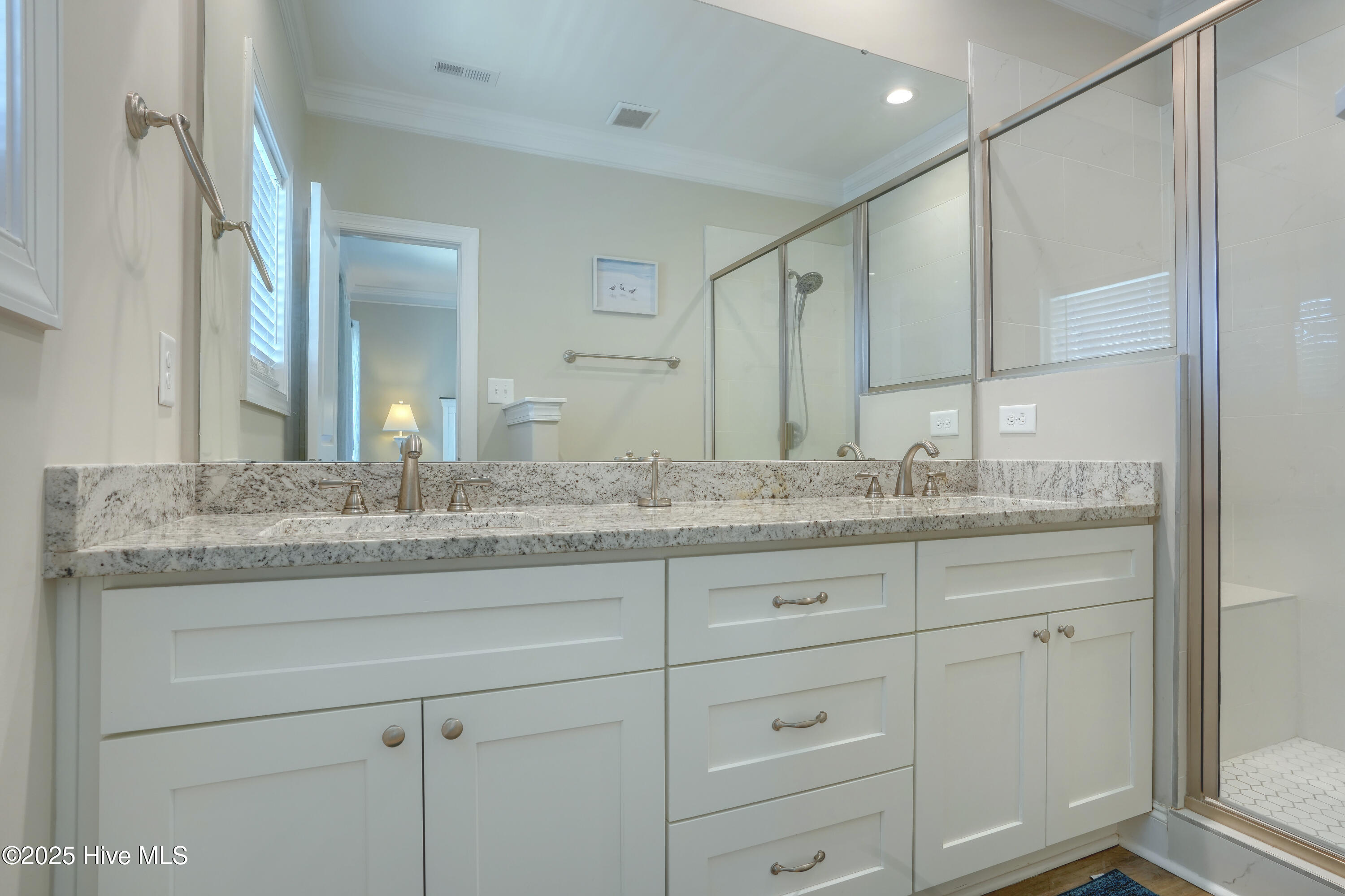 100510415 | Photo 30