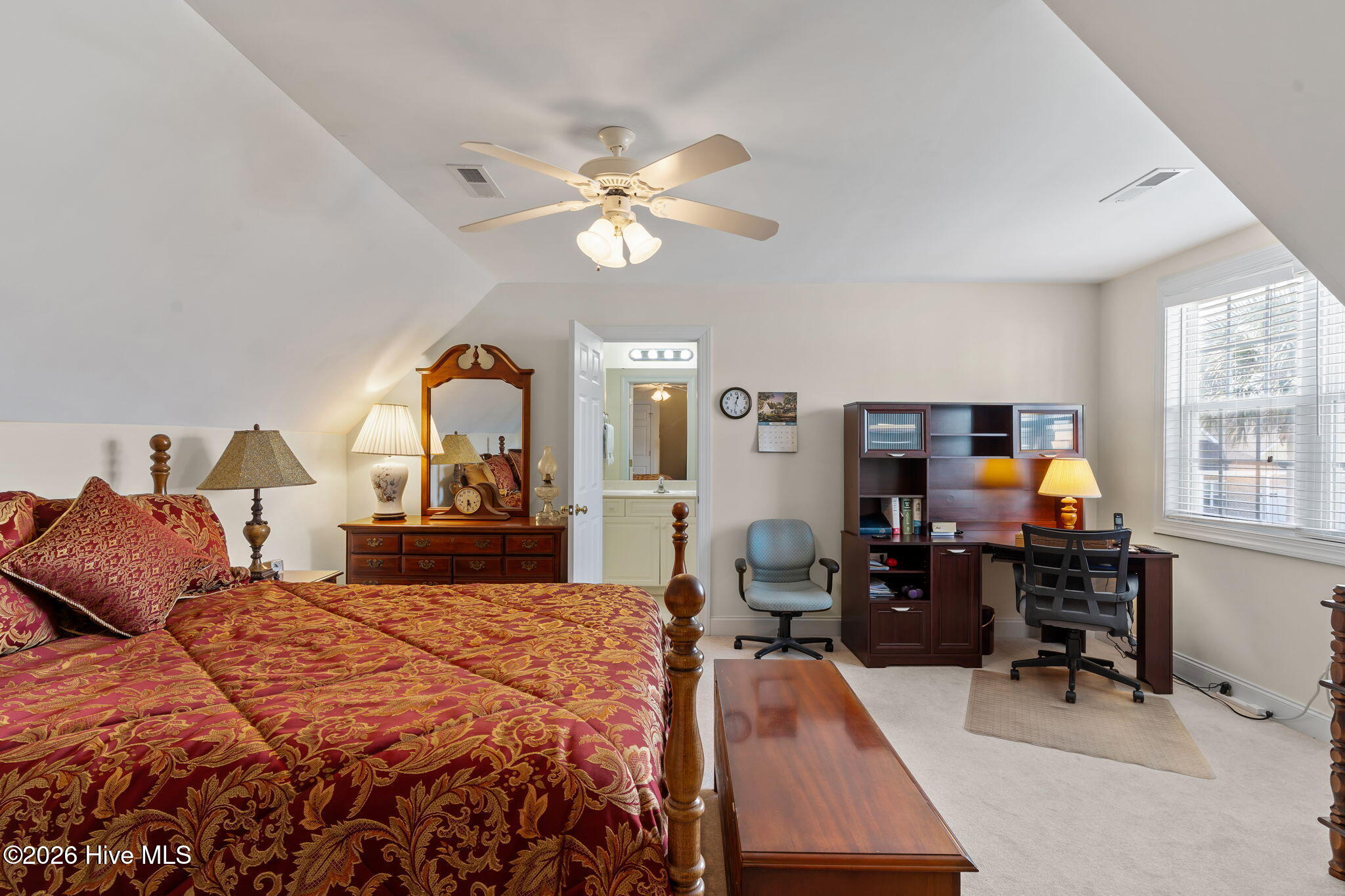 100562859 | Photo 27