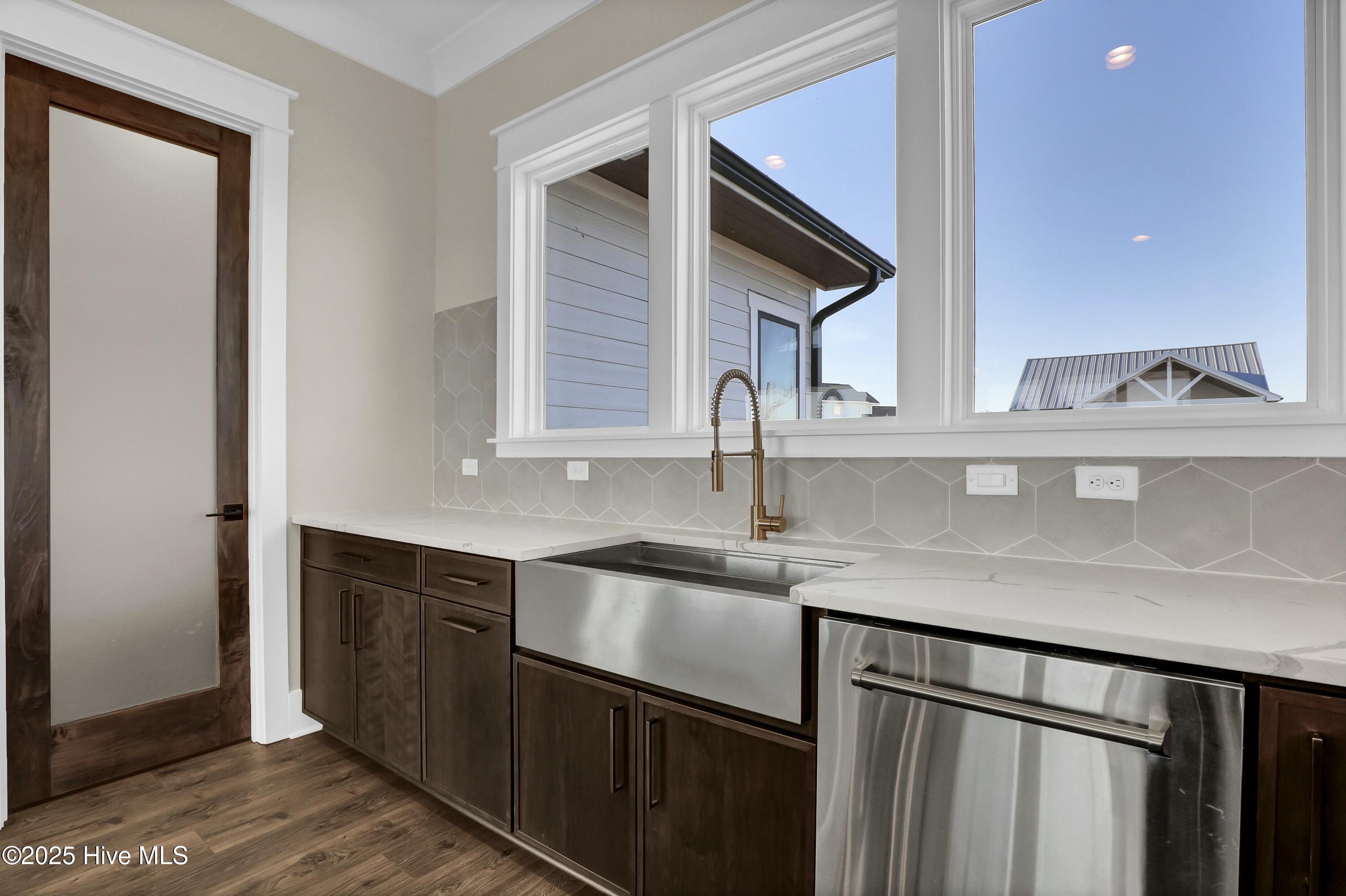 100544743 | Photo 14