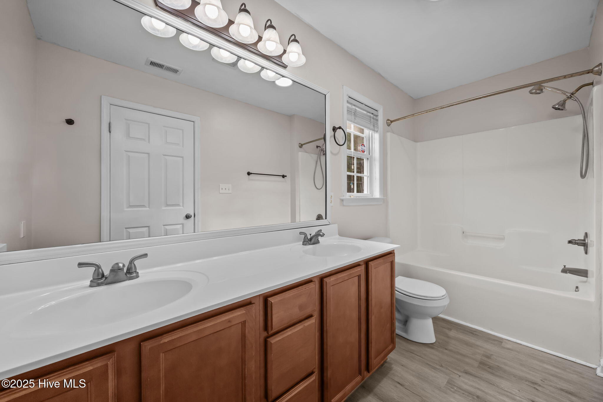 100545906 | Photo 11